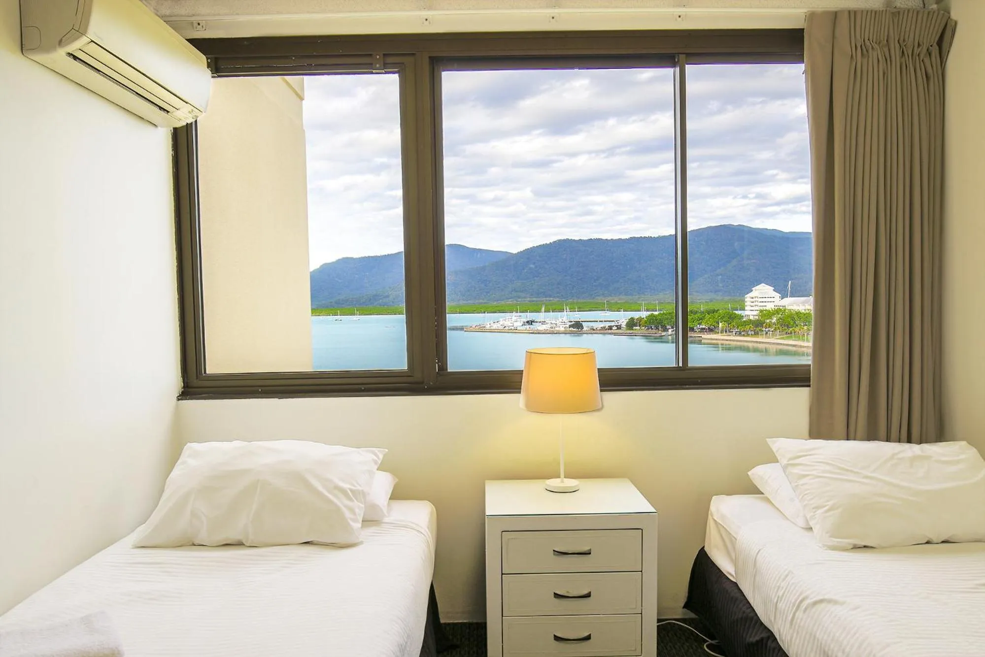 Bedroom, Bed in Cairns Aquarius