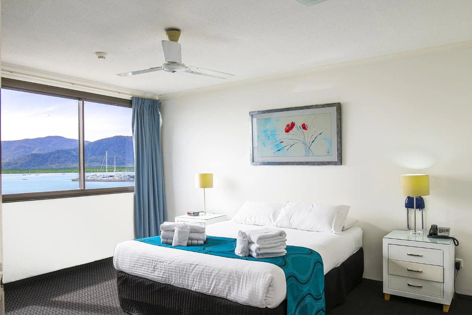 Bedroom, Bed in Cairns Aquarius
