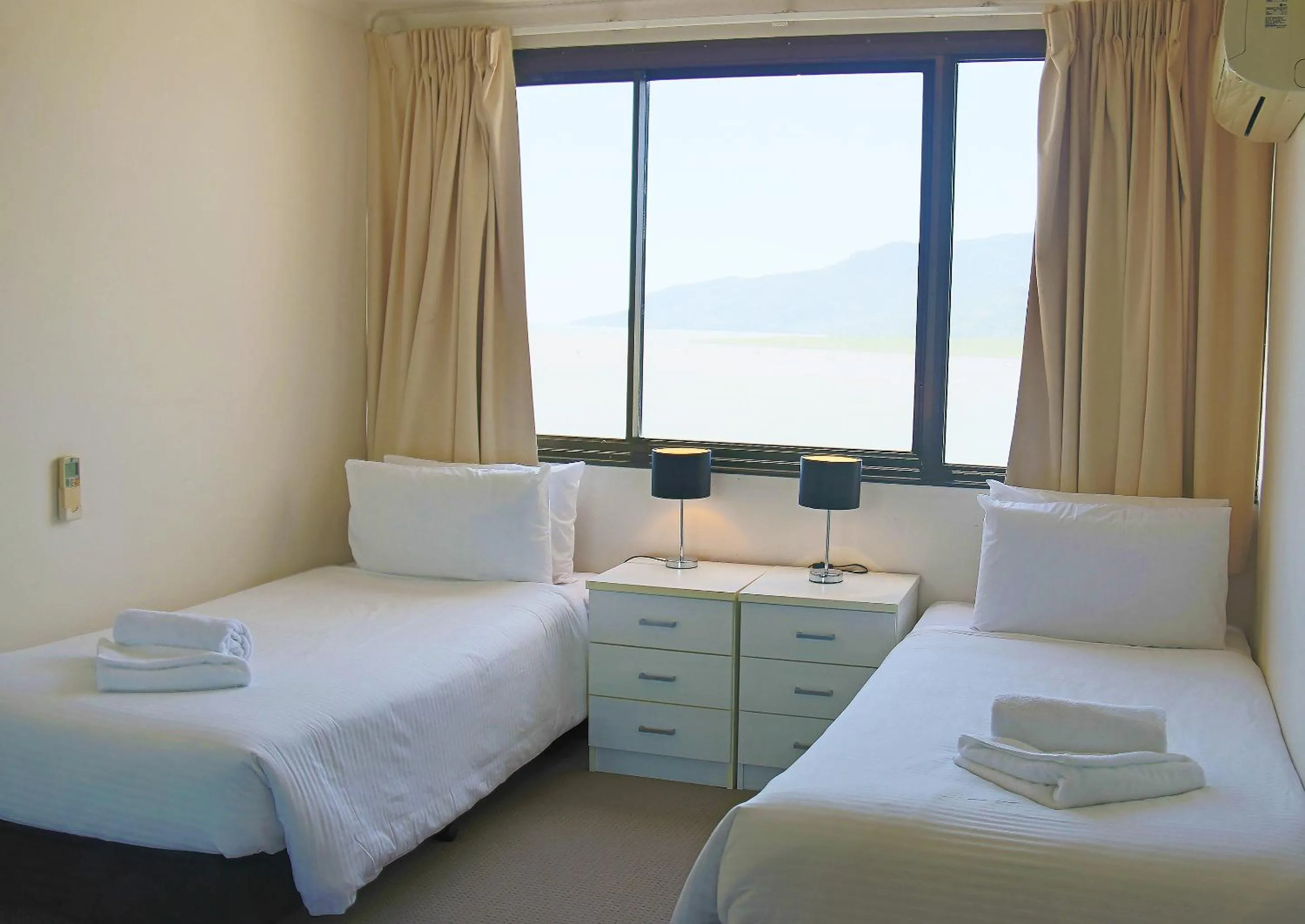 Bedroom, Bed in Cairns Aquarius