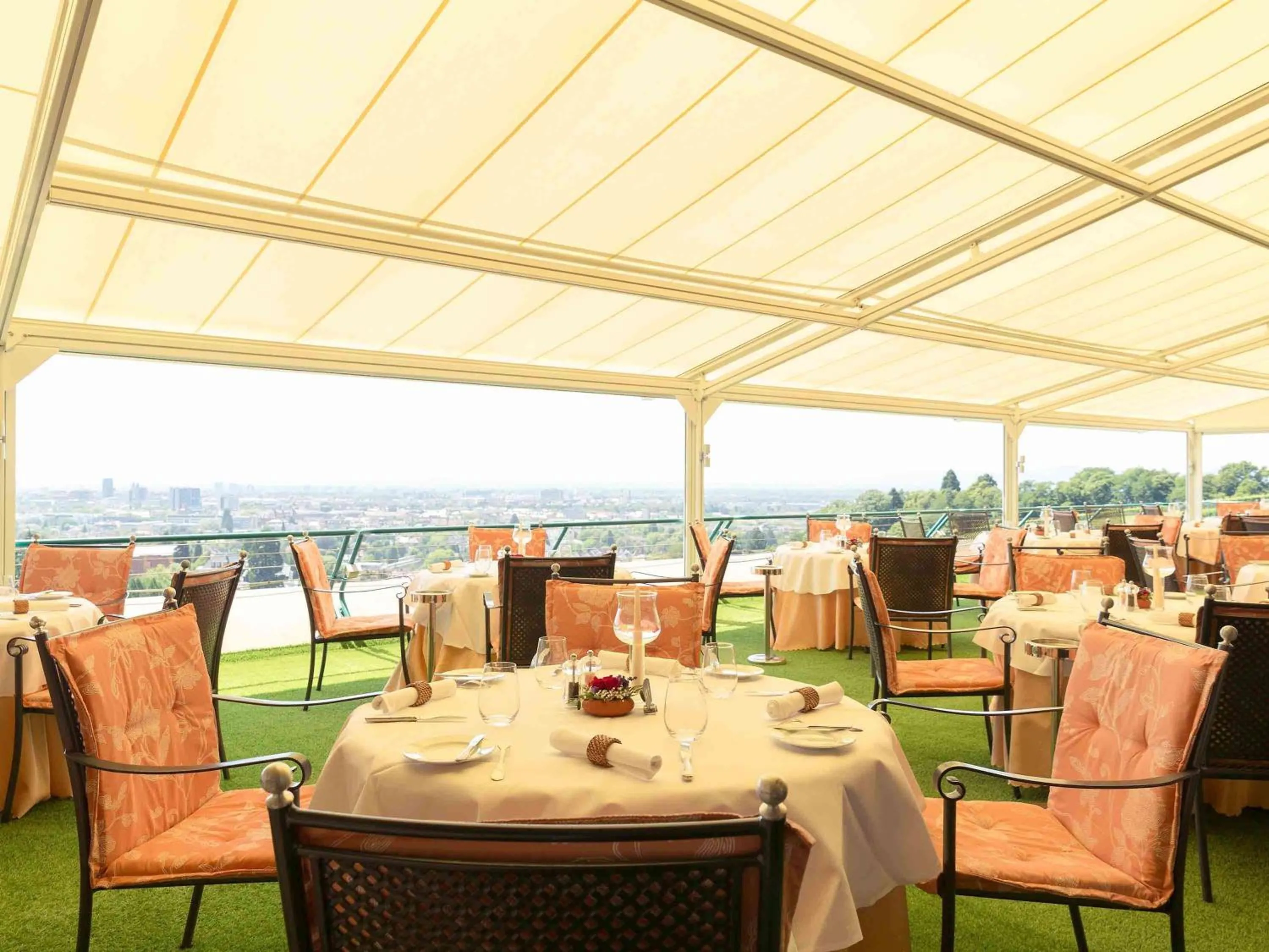 Restaurant/places to eat in Mercure Hotel Panorama Freiburg