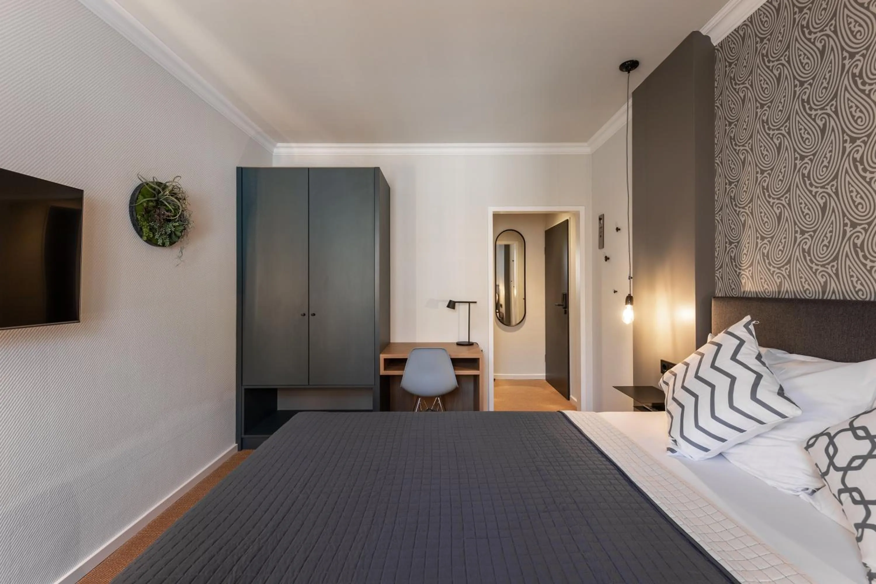 Photo of the whole room, Bed in B-Hotel