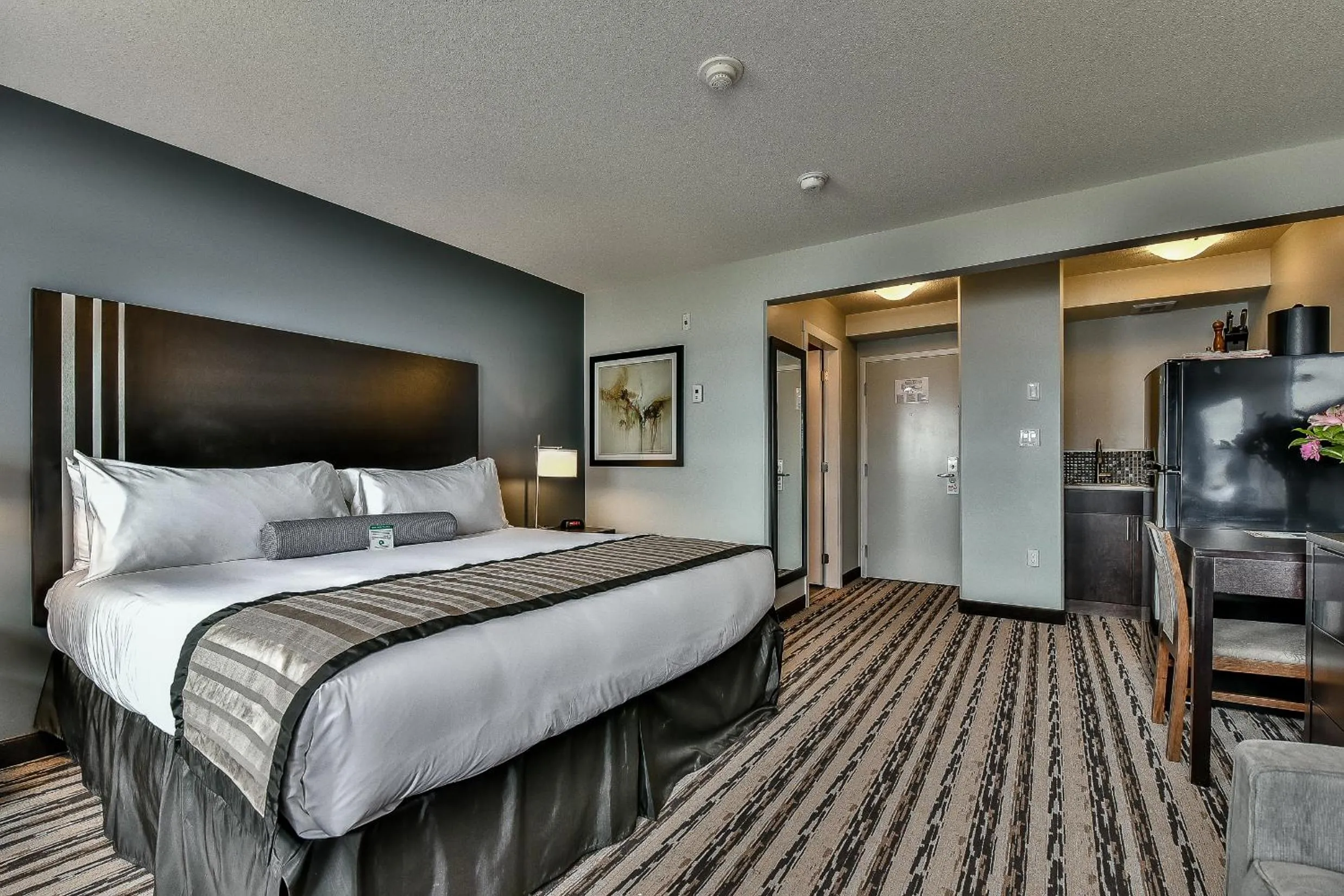 Kitchen or kitchenette, Bed in The View Hotel