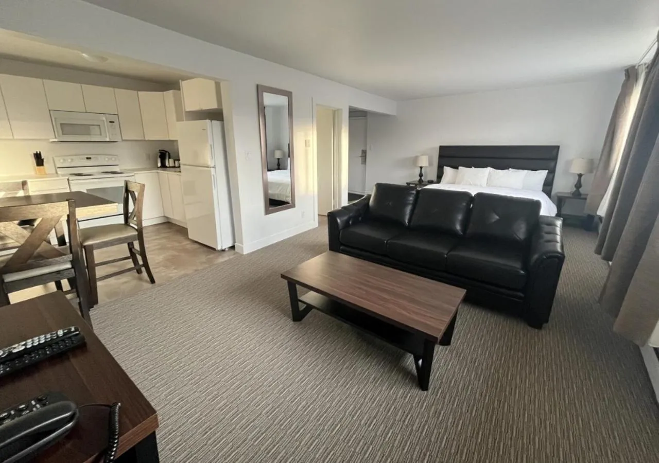 Living room, Bed in Anavada Inn & Suites - Prince George