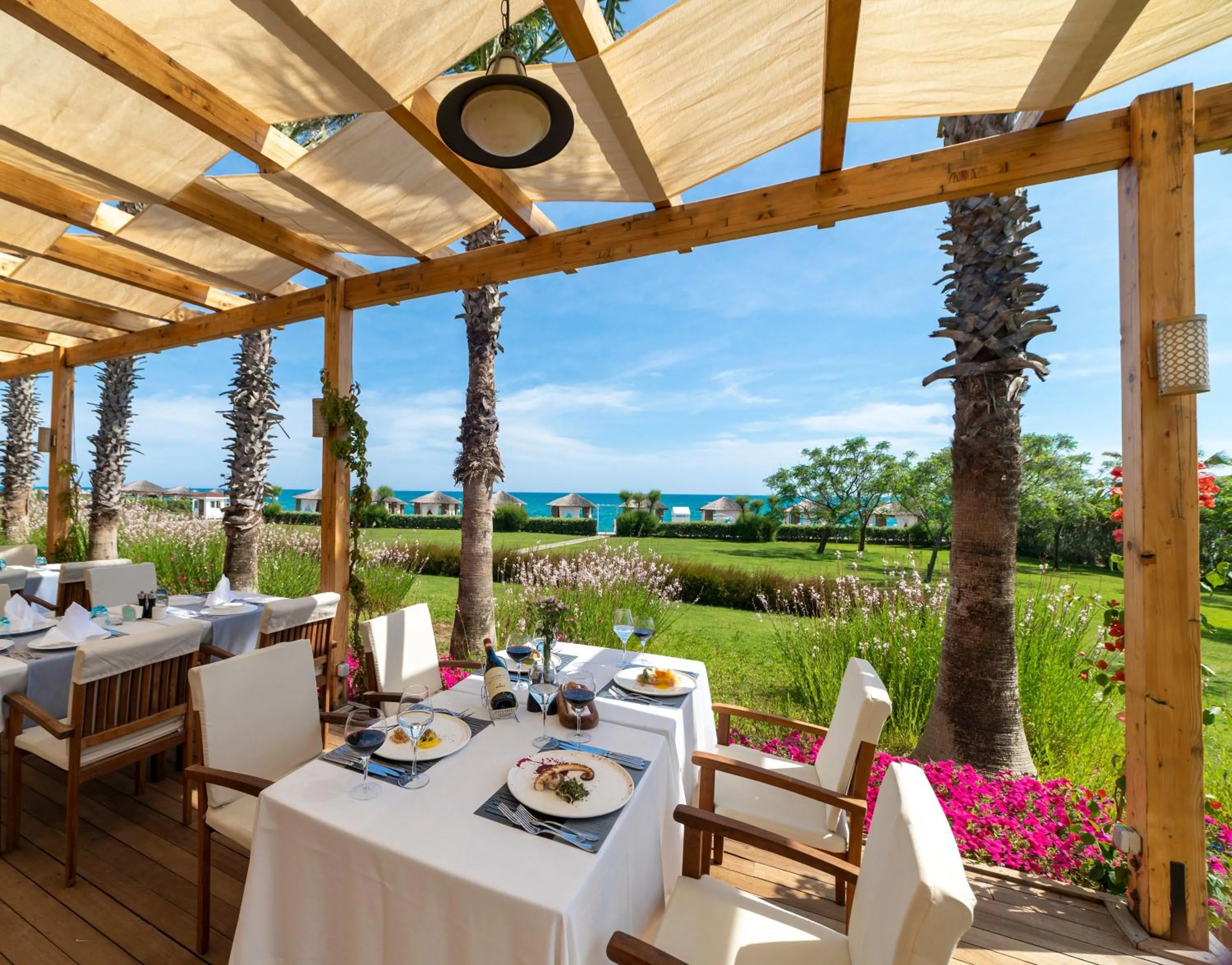 Restaurant/places to eat in Bellis Deluxe Hotel & Heated for Winter Aqua Park