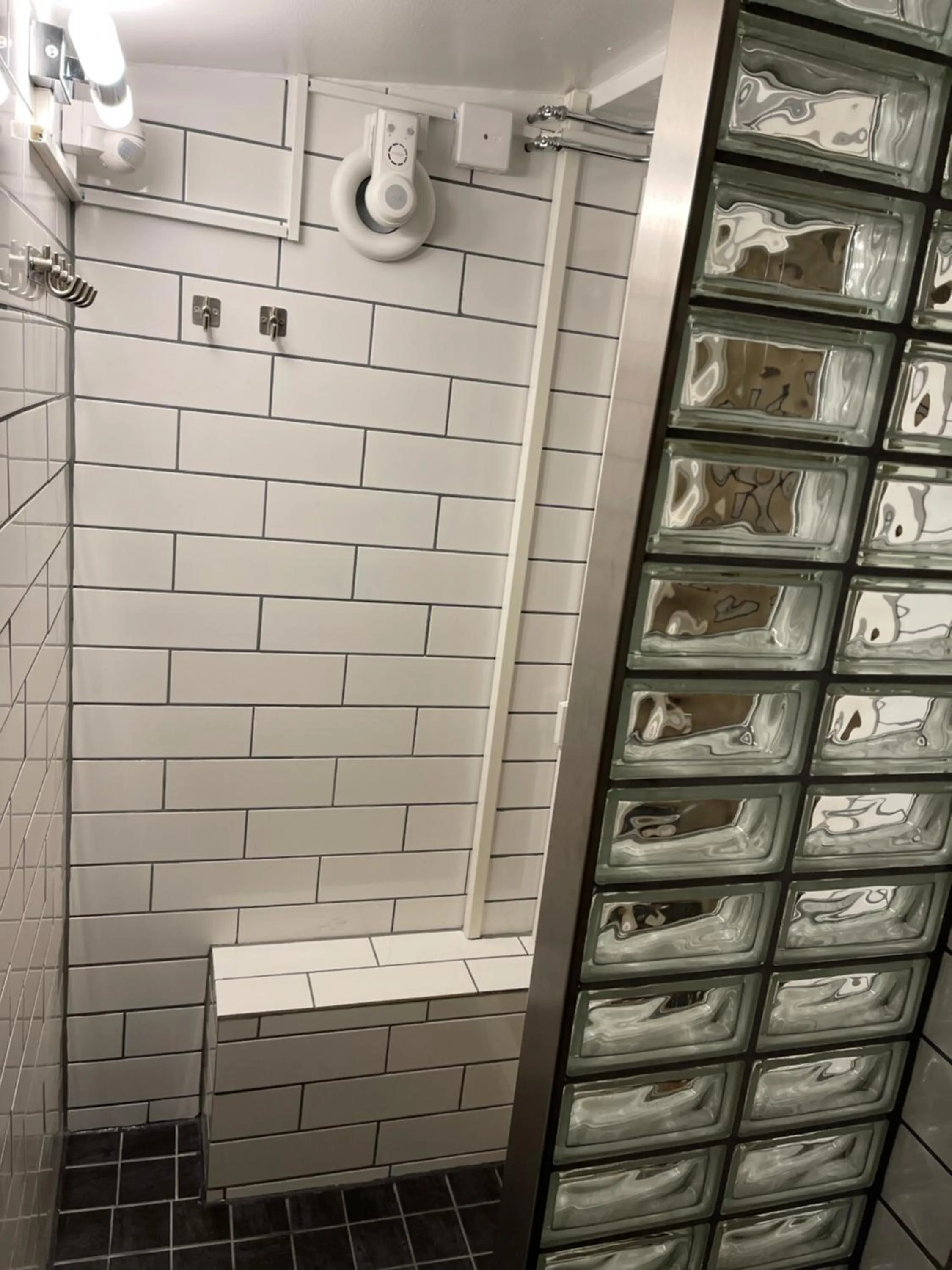 Shower in RIBO Apartment Aurora