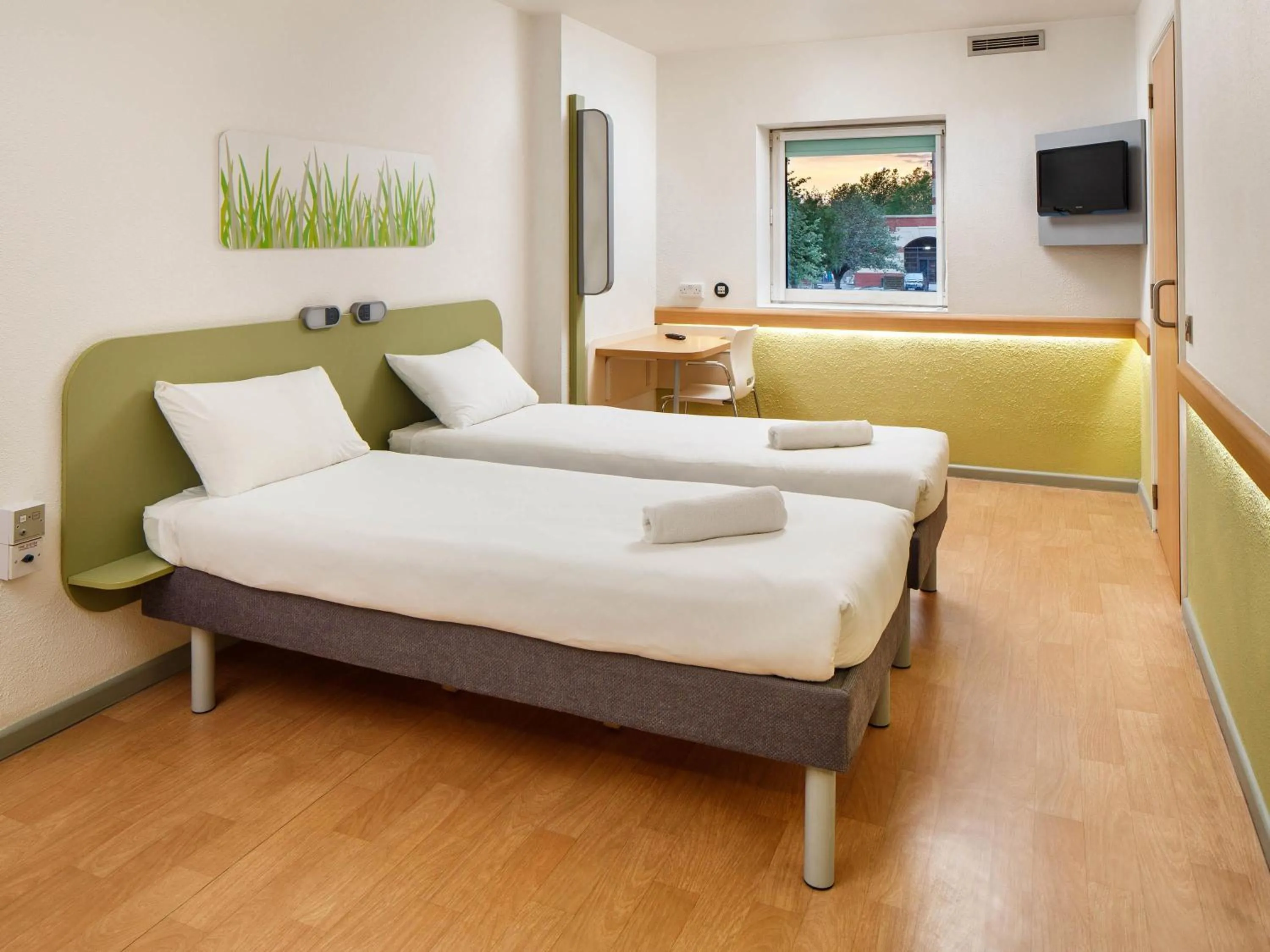 Bedroom, Bed in Ibis Budget Portsmouth