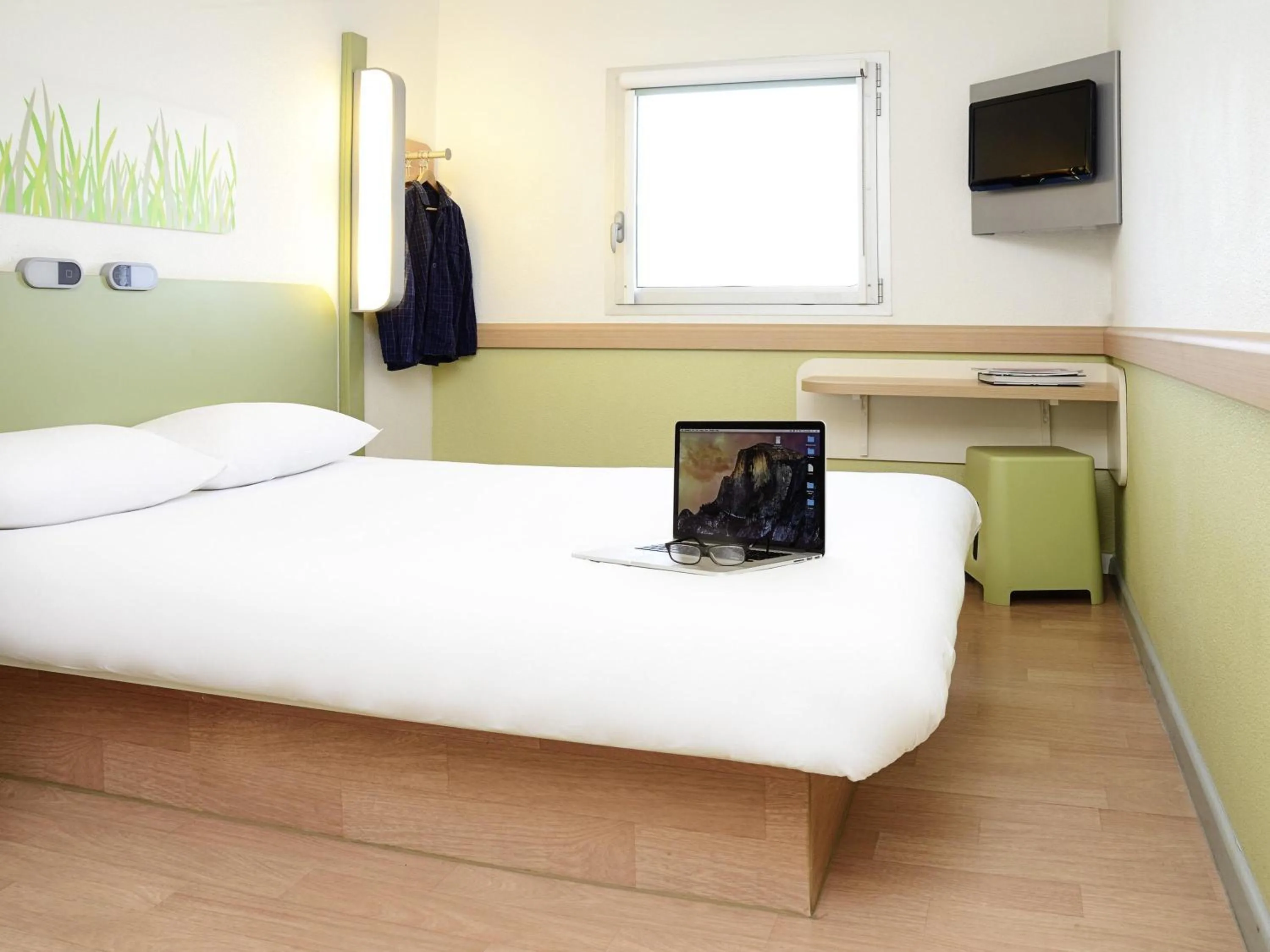 Bedroom, Bed in Ibis Budget Portsmouth