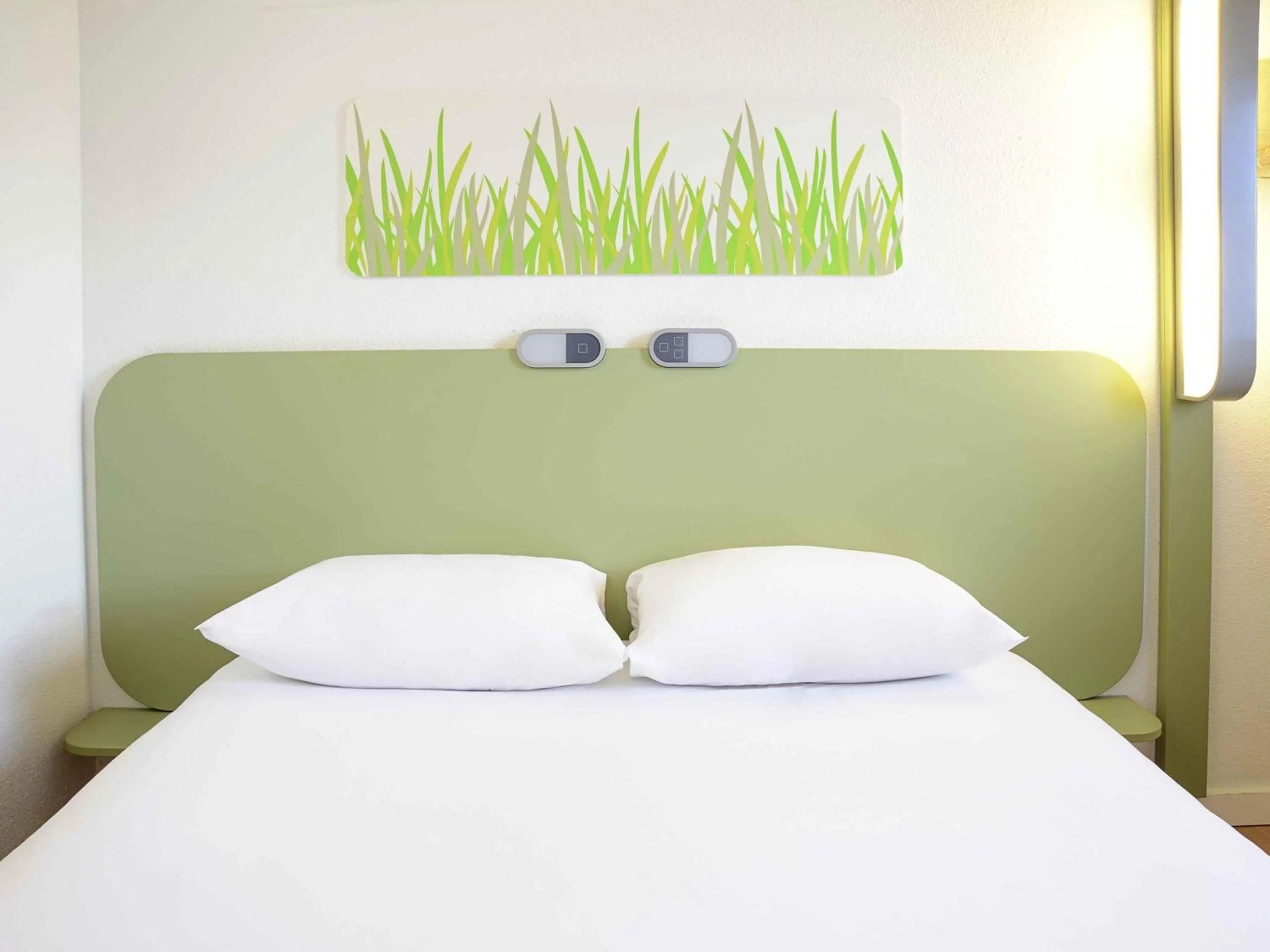 Bedroom, Bed in Ibis Budget Portsmouth