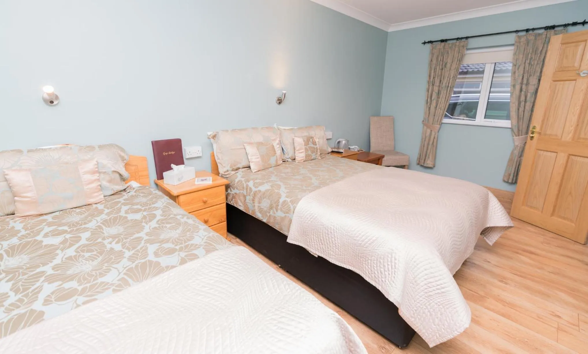 Shower, Bed in The Gap Lodge B&B