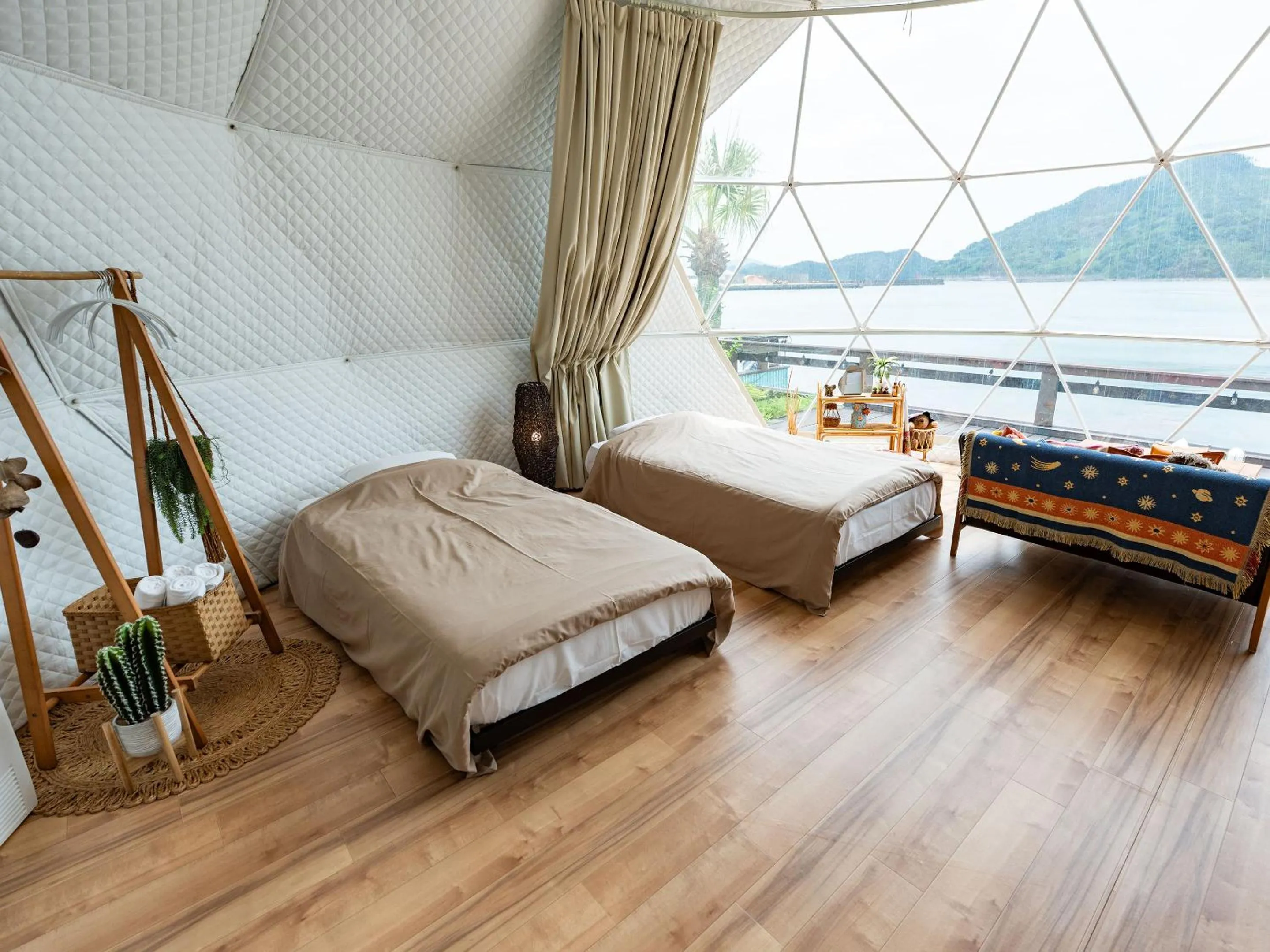 Bed in Calm Lanai Harbor