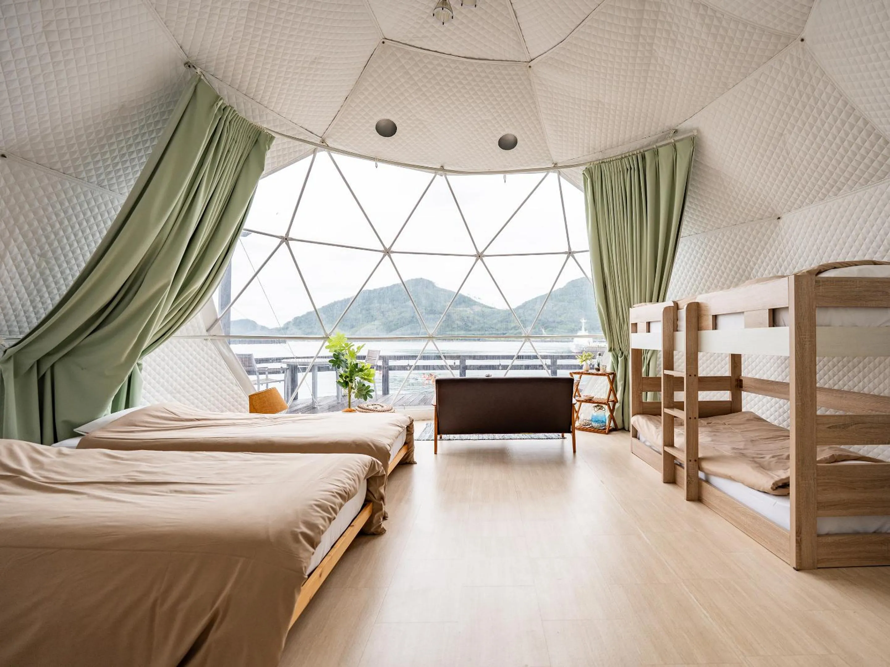 Photo of the whole room, Bed in Calm Lanai Harbor