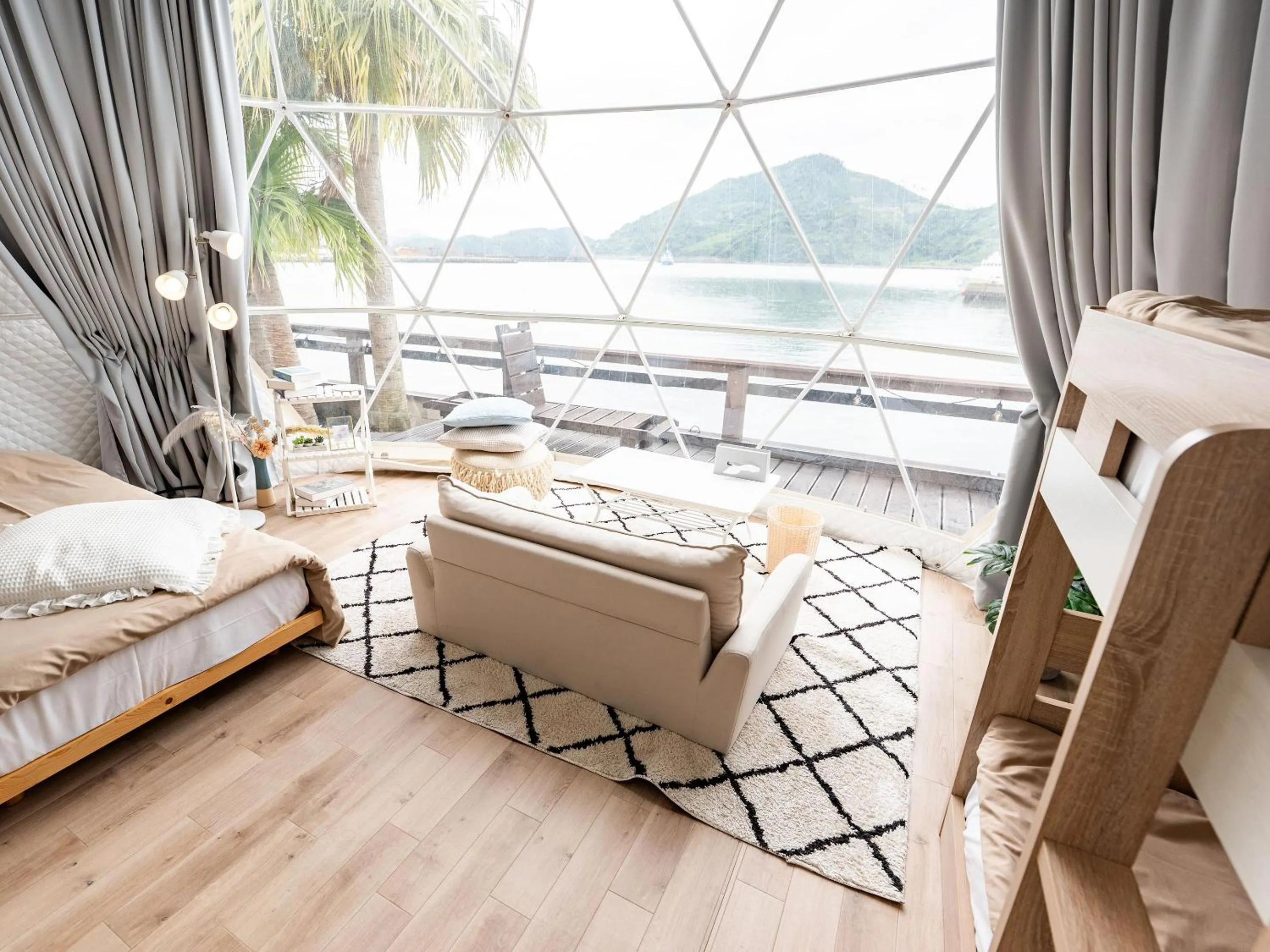 Photo of the whole room, Bed in Calm Lanai Harbor