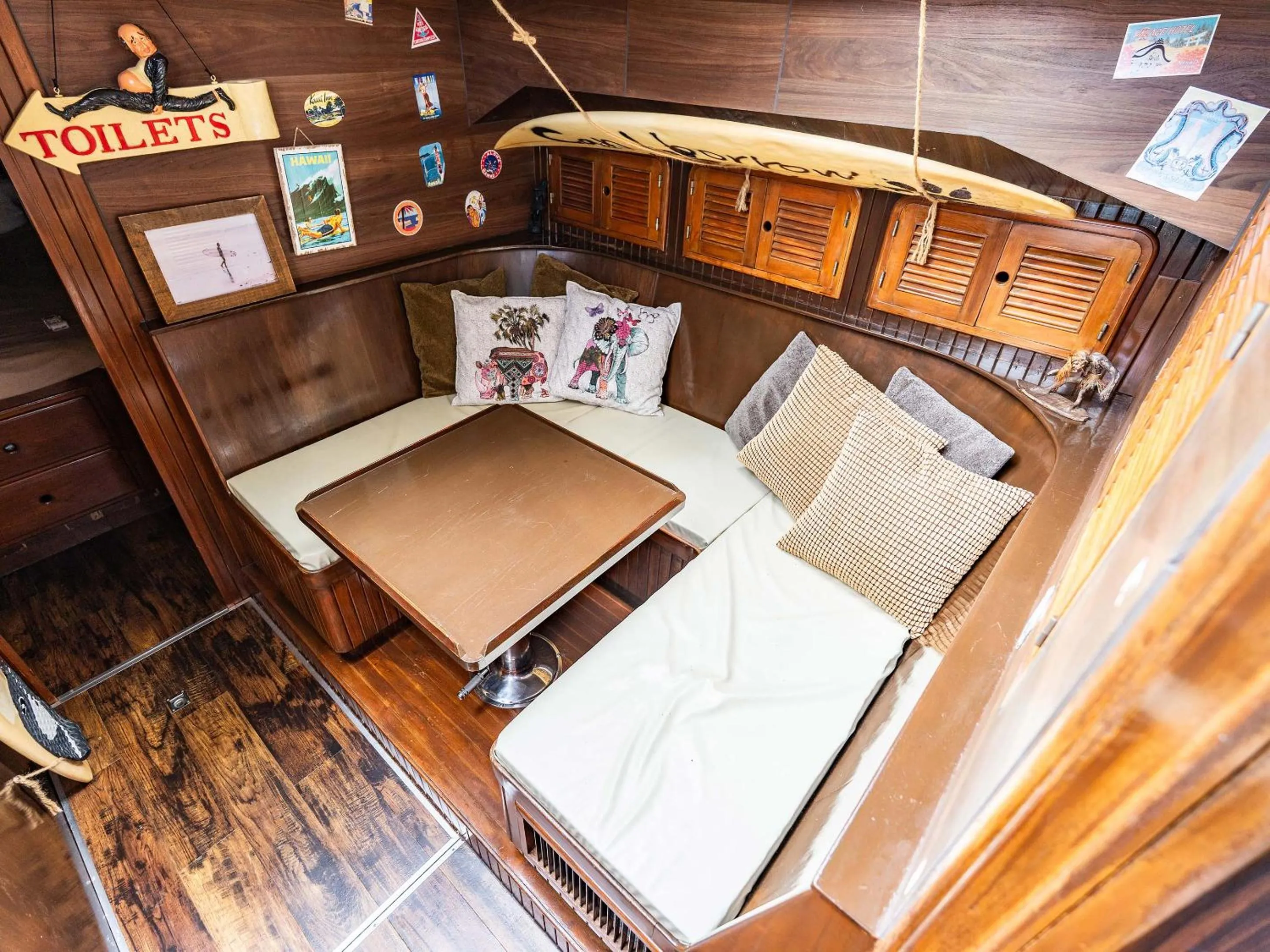 Living room in Calm Lanai Harbor