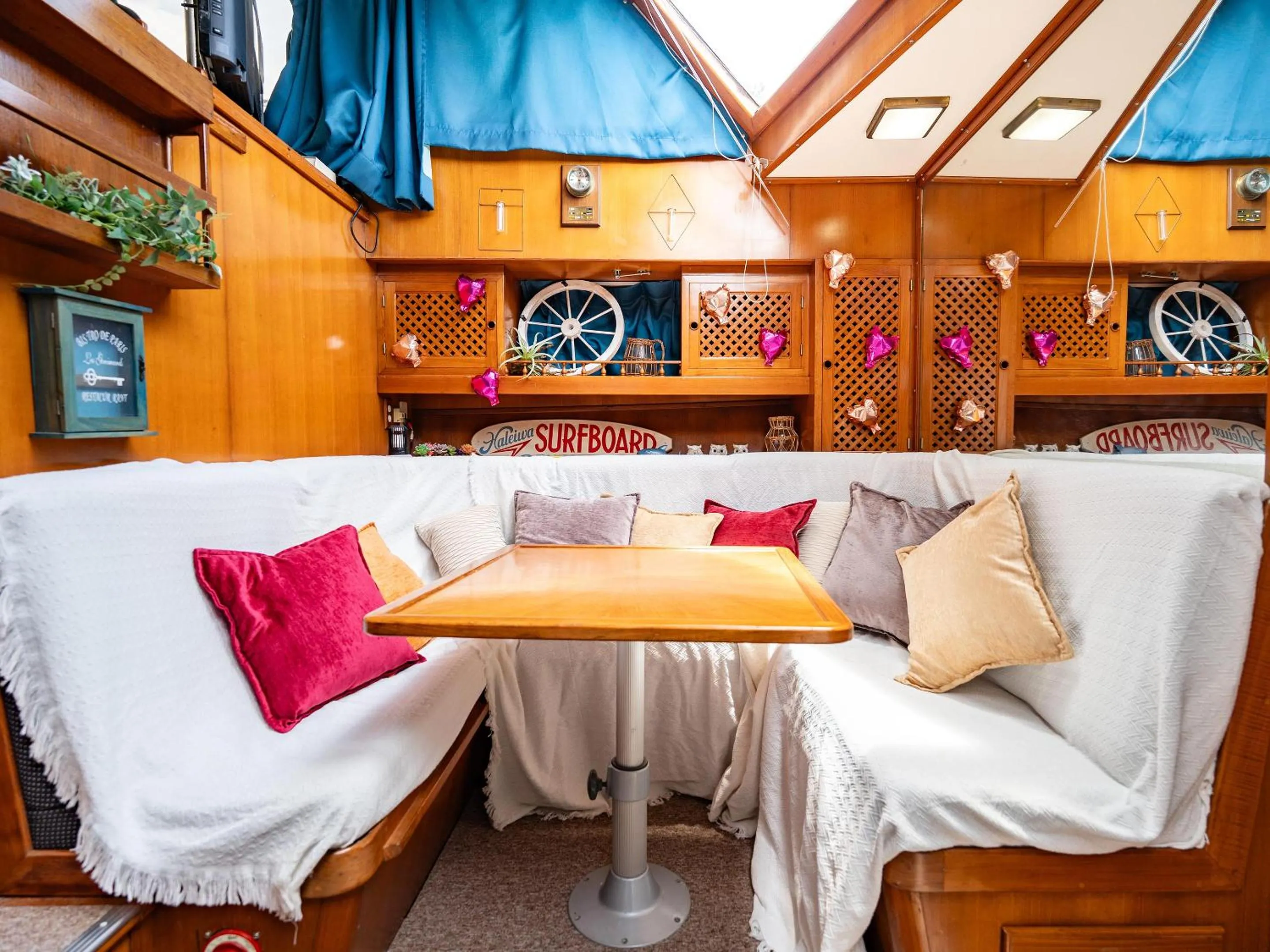 Living room in Calm Lanai Harbor