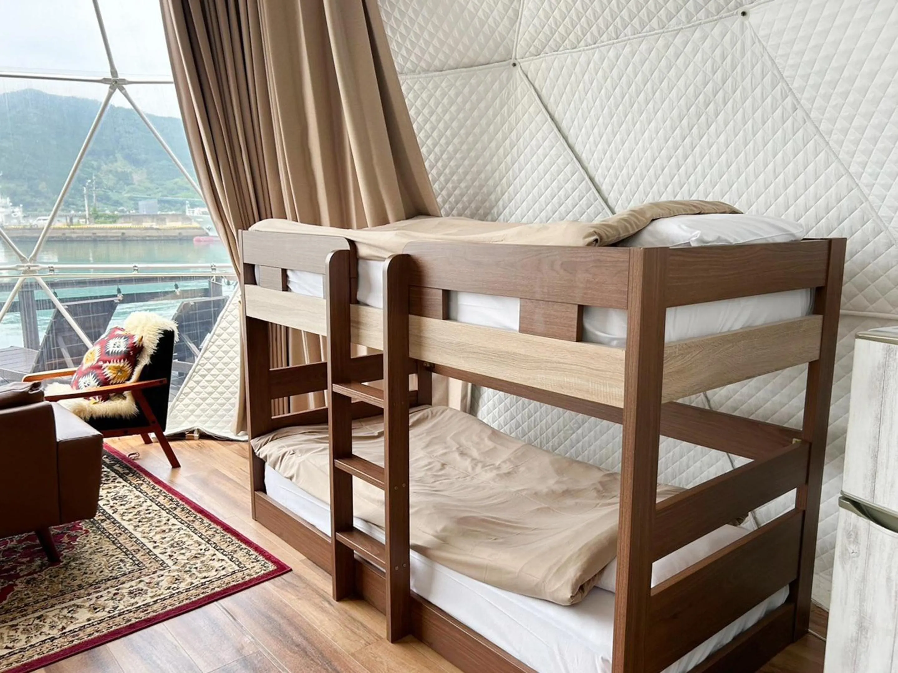 Bed in Calm Lanai Harbor