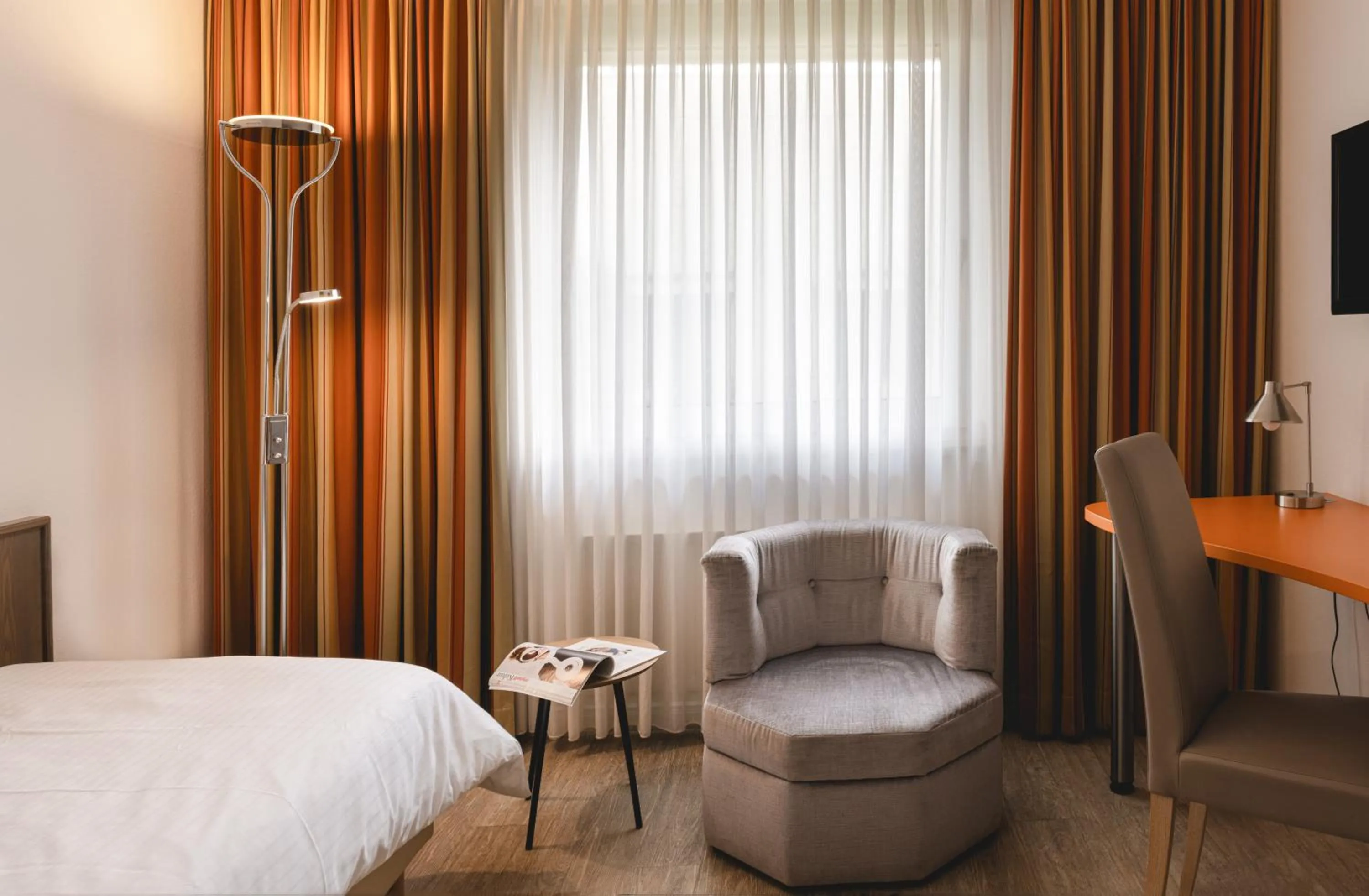 Seating area, Bed in Hotel Astra