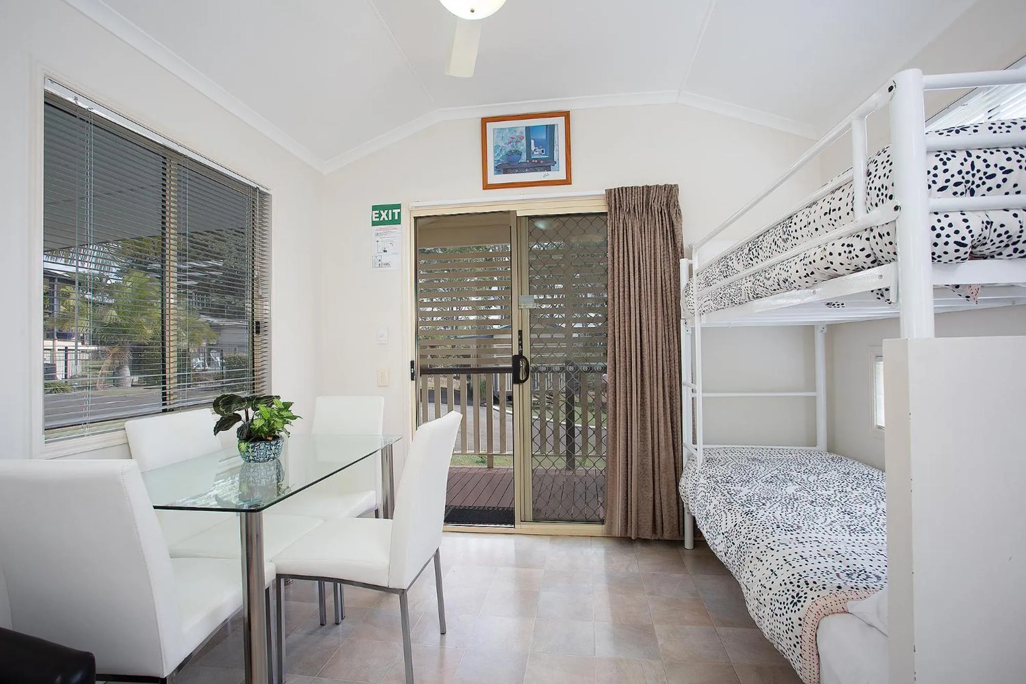 Dining area, Bed in Tiaro Tourist Stopover