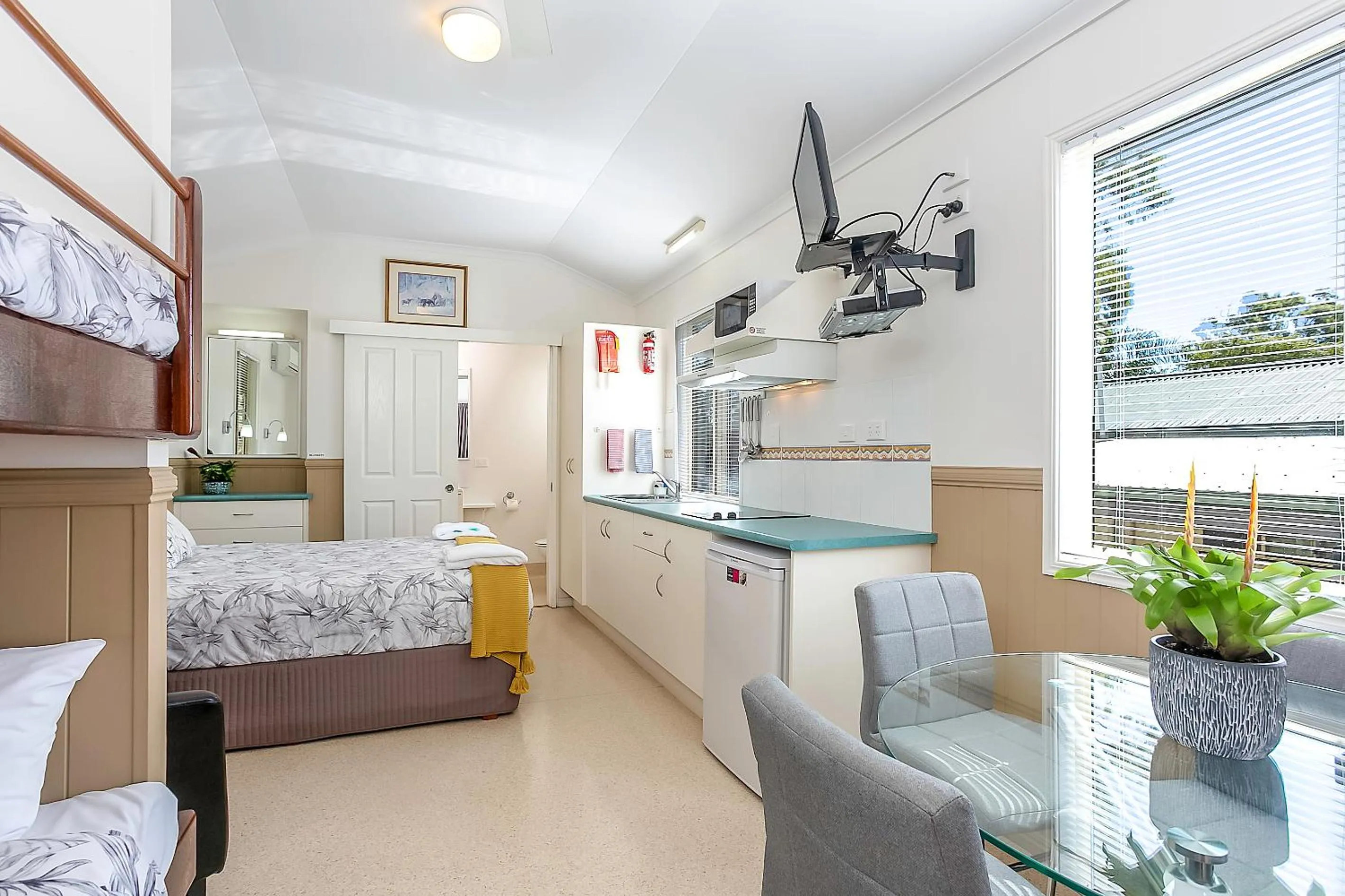 Kitchen or kitchenette, Bed in Tiaro Tourist Stopover