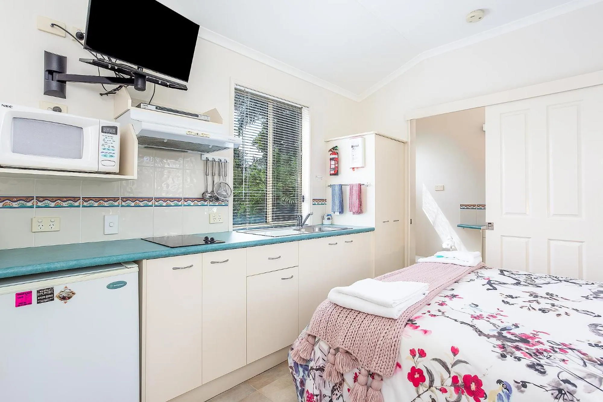 Kitchen or kitchenette, Bed in Tiaro Tourist Stopover