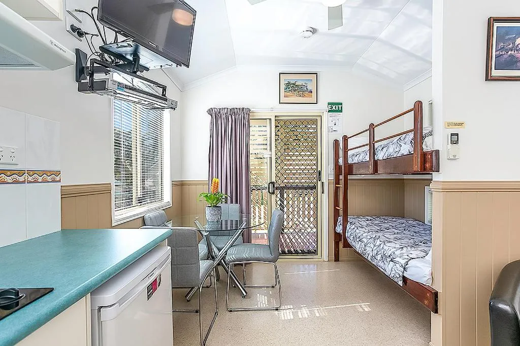 Dining area, Bed in Tiaro Tourist Stopover