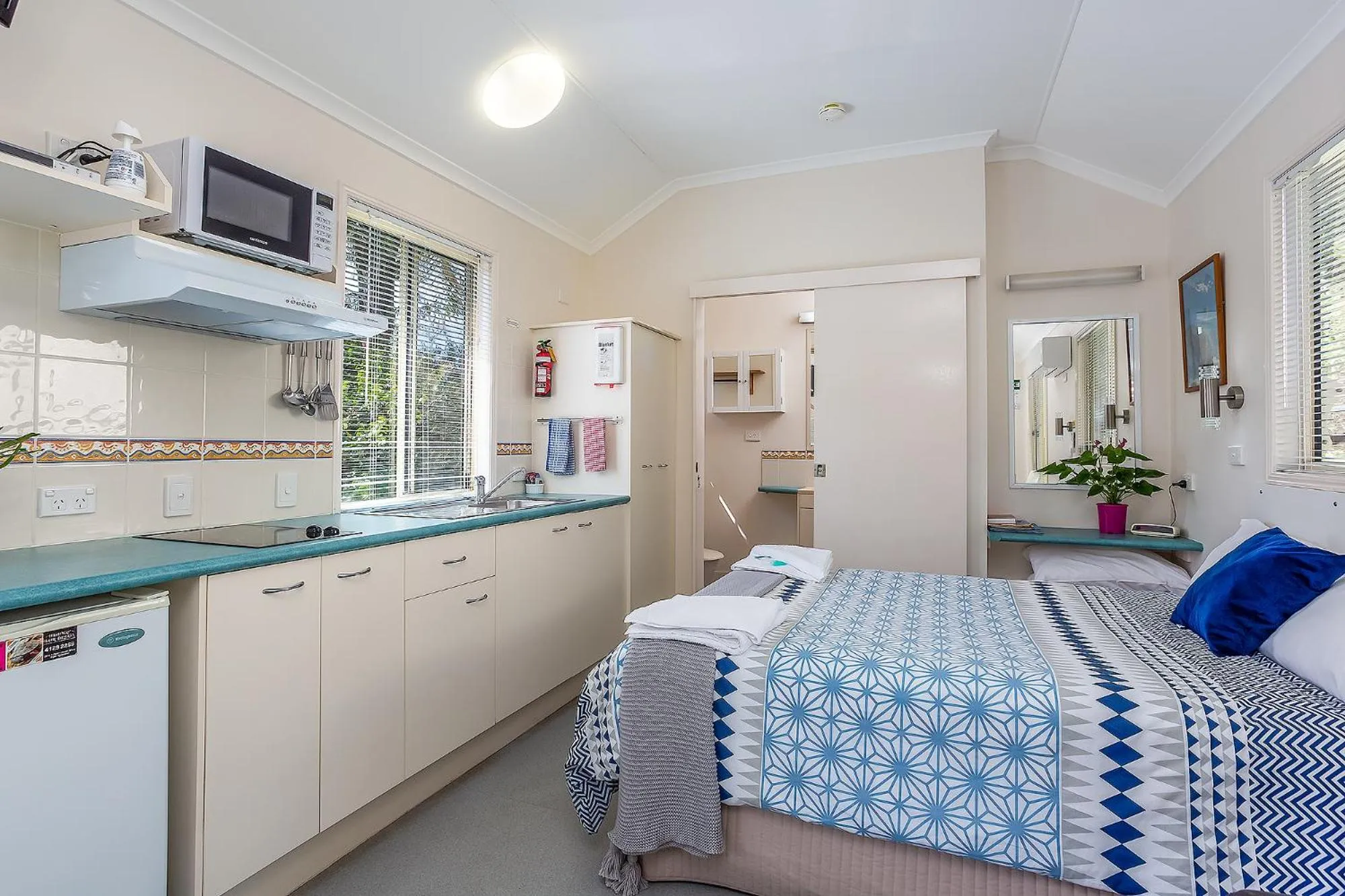 Kitchen or kitchenette, Bed in Tiaro Tourist Stopover