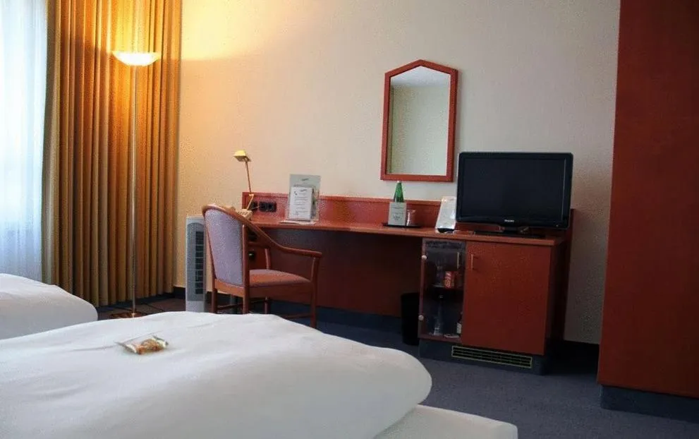 Photo of the whole room, Bed in Hotel Am Terrassenufer