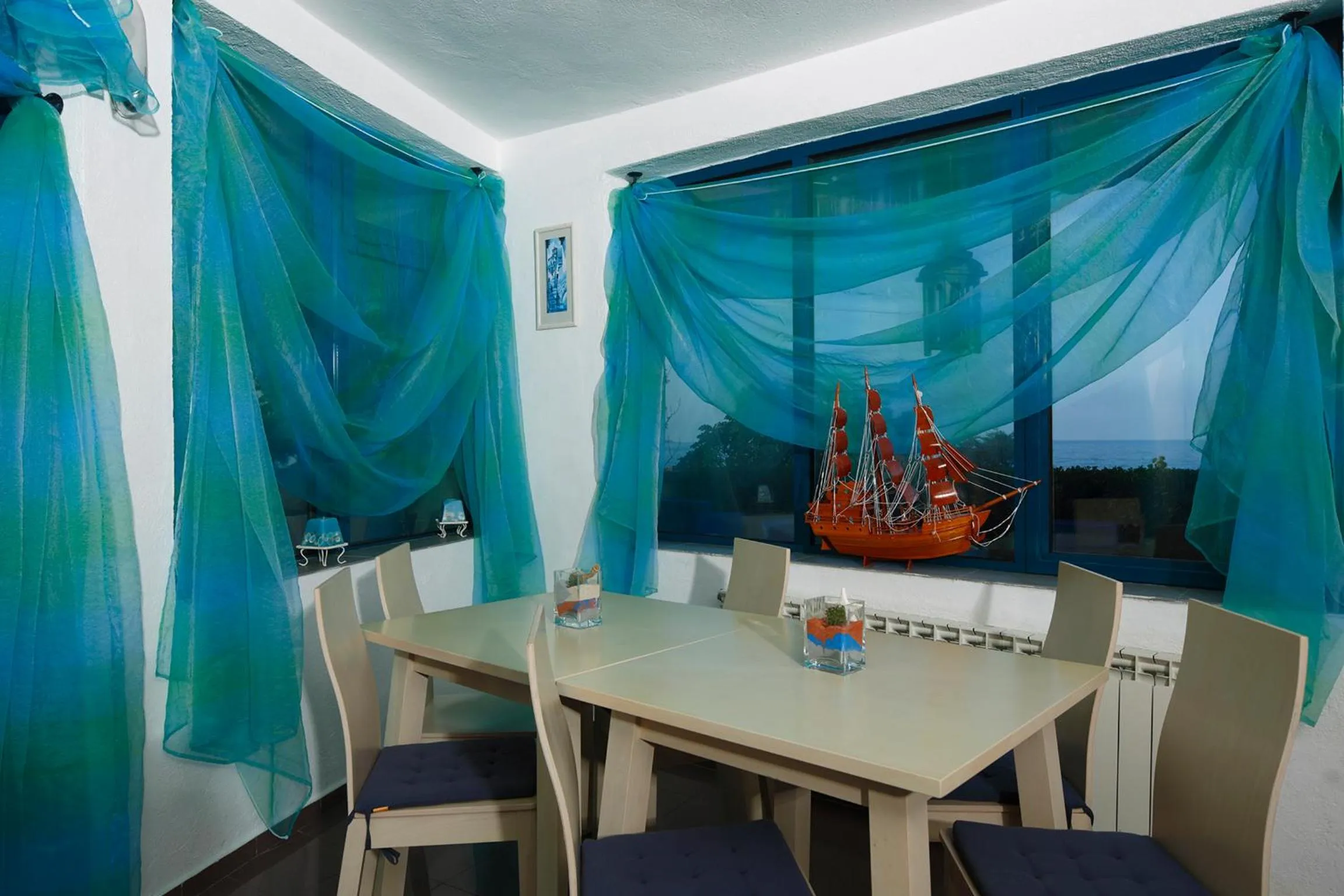 Restaurant/places to eat in Elmar Hotel