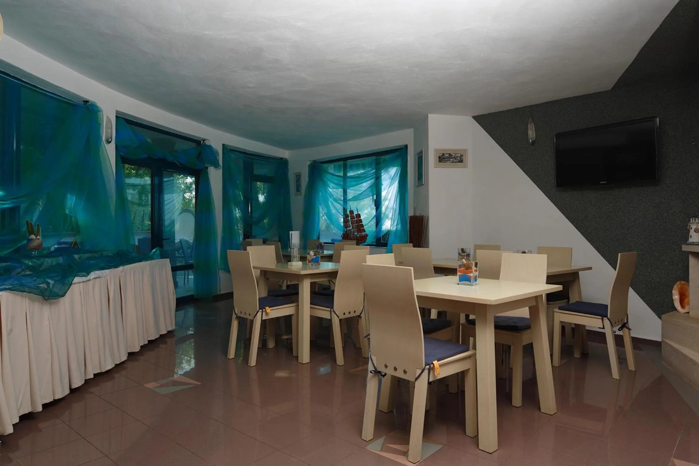 Restaurant/places to eat in Elmar Hotel