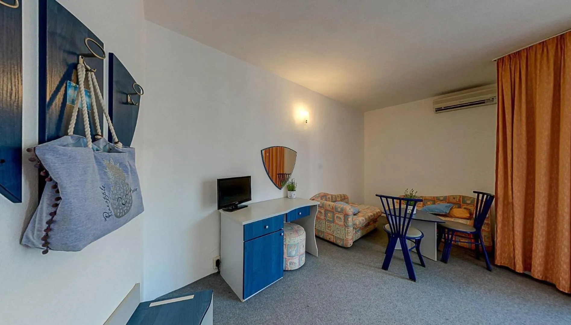 Seating area, Bed in Elmar Hotel