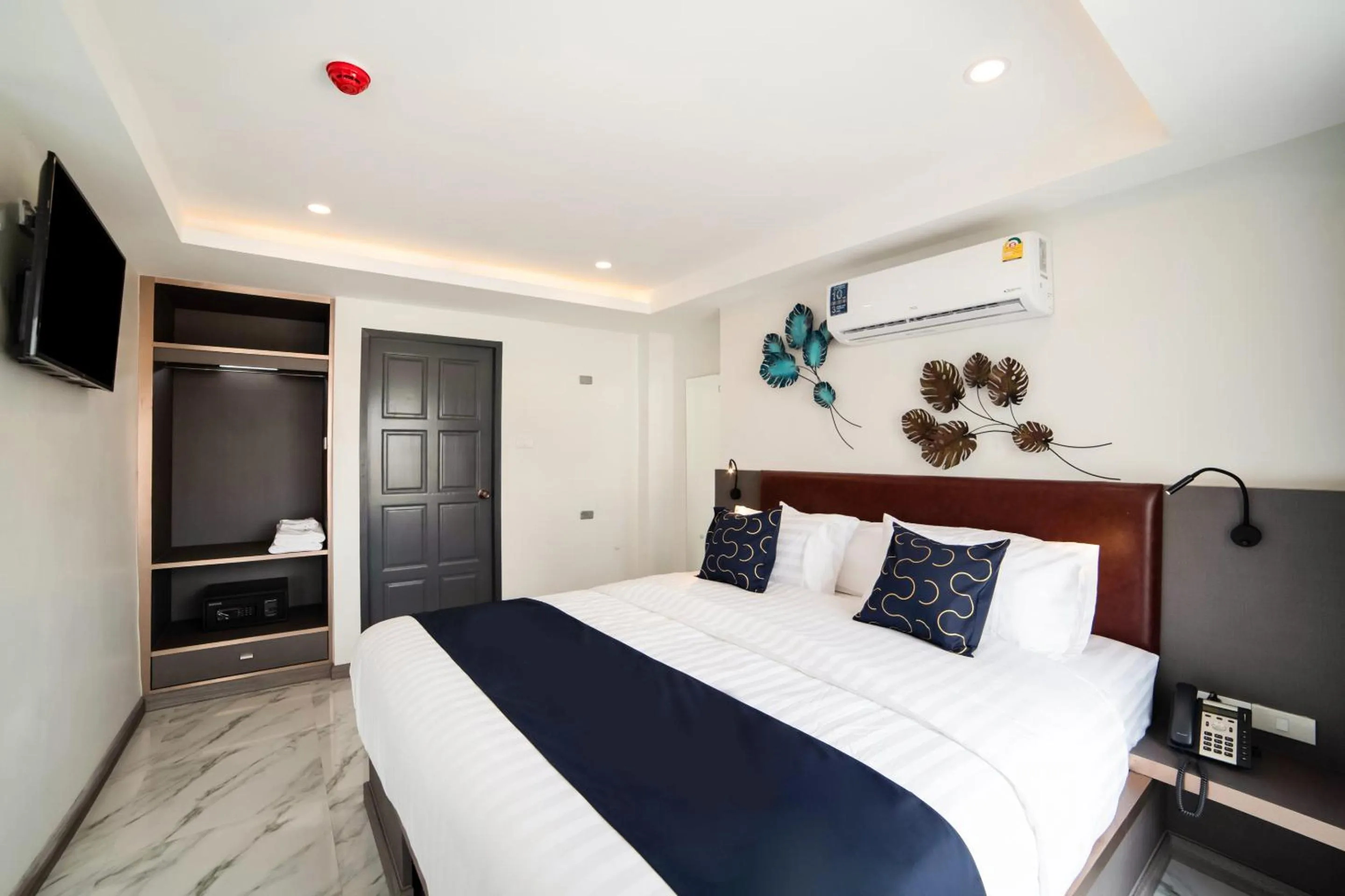 Bed in RoomQuest Sukhumvit36 BTS Thonglor