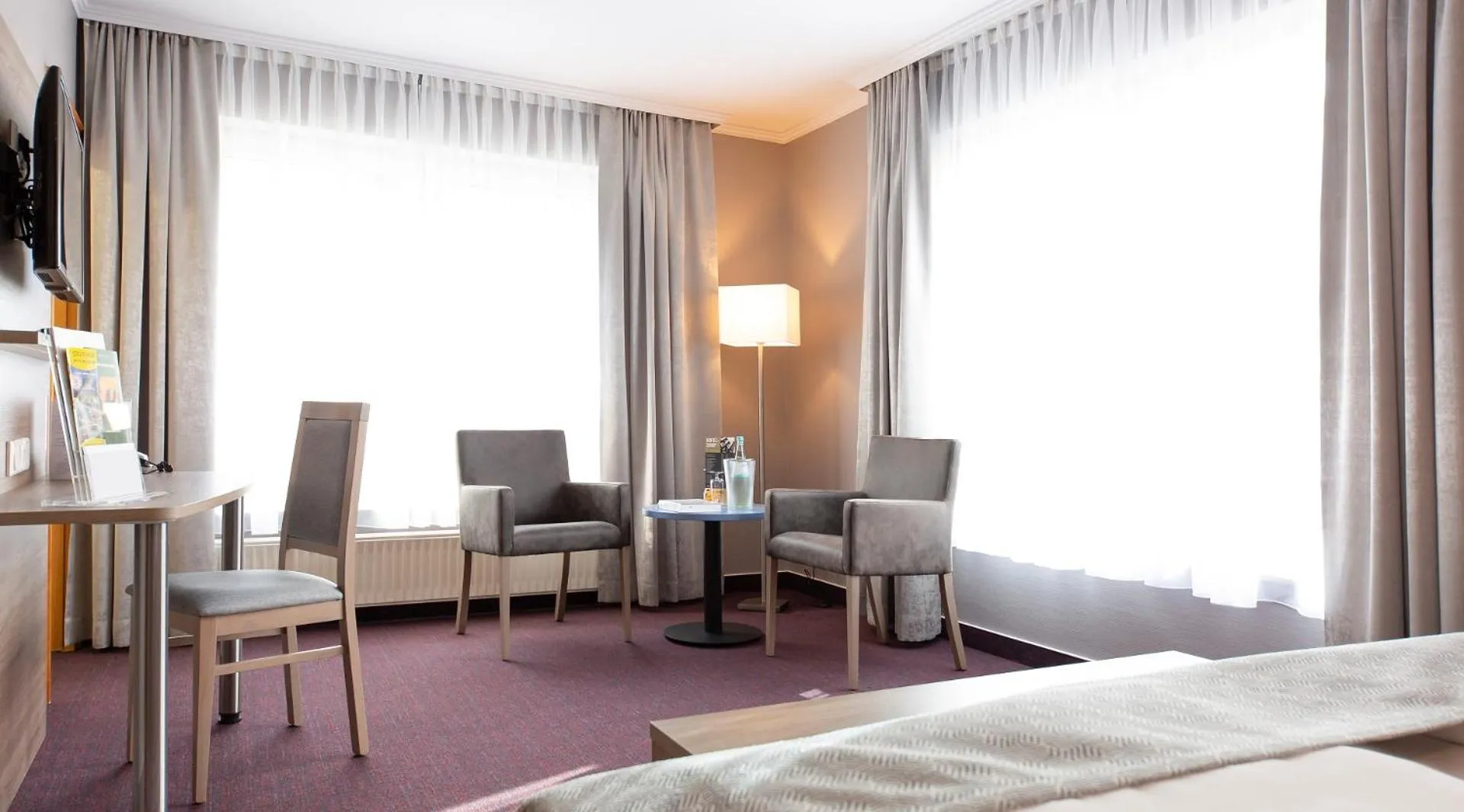 Photo of the whole room, Bed in Mercure Mainz City Center