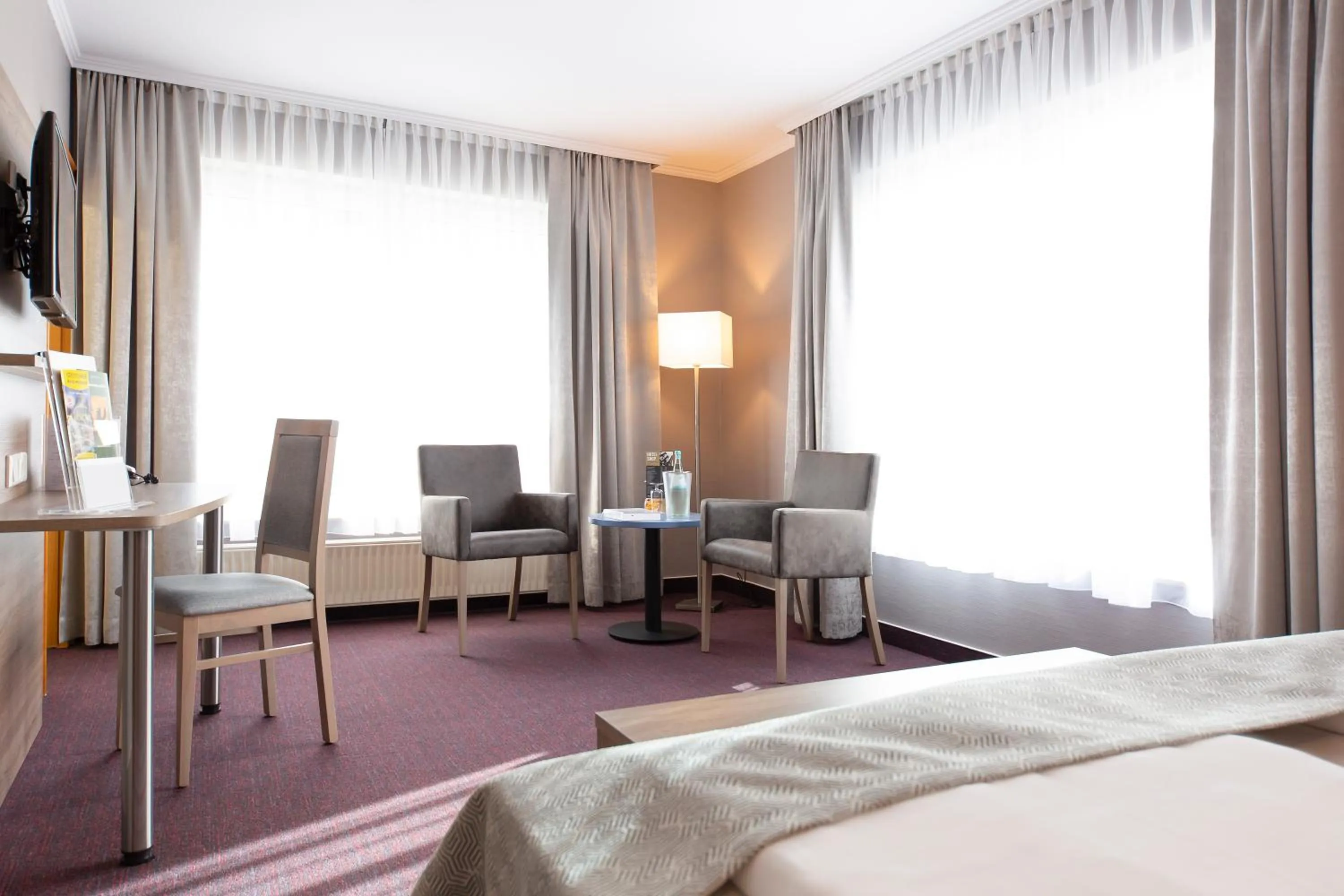 Seating area, Bed in Mercure Mainz City Center