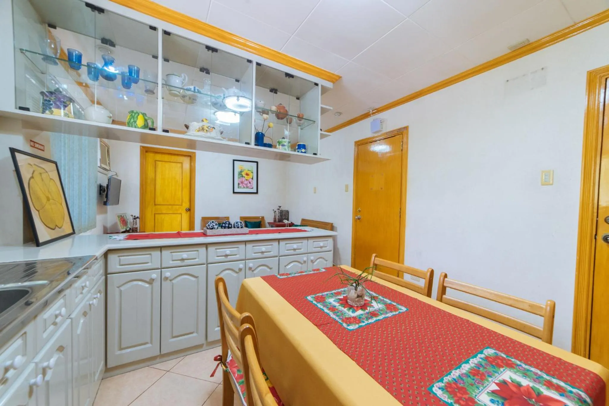 Dining area in RedDoorz @ Arimbay Legazpi City