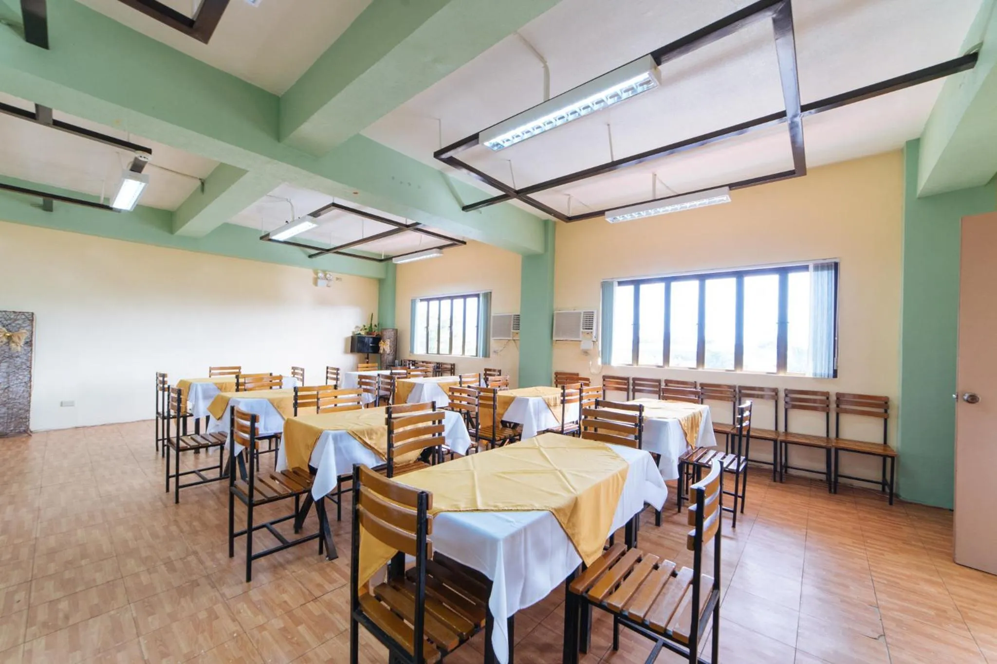 Restaurant/places to eat in RedDoorz @ Arimbay Legazpi City