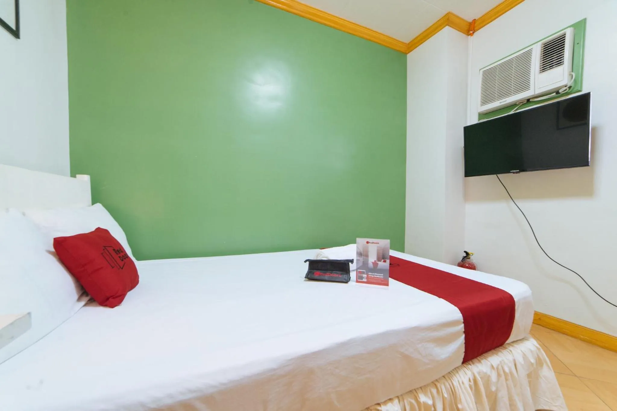 Photo of the whole room, Bed in RedDoorz @ Arimbay Legazpi City