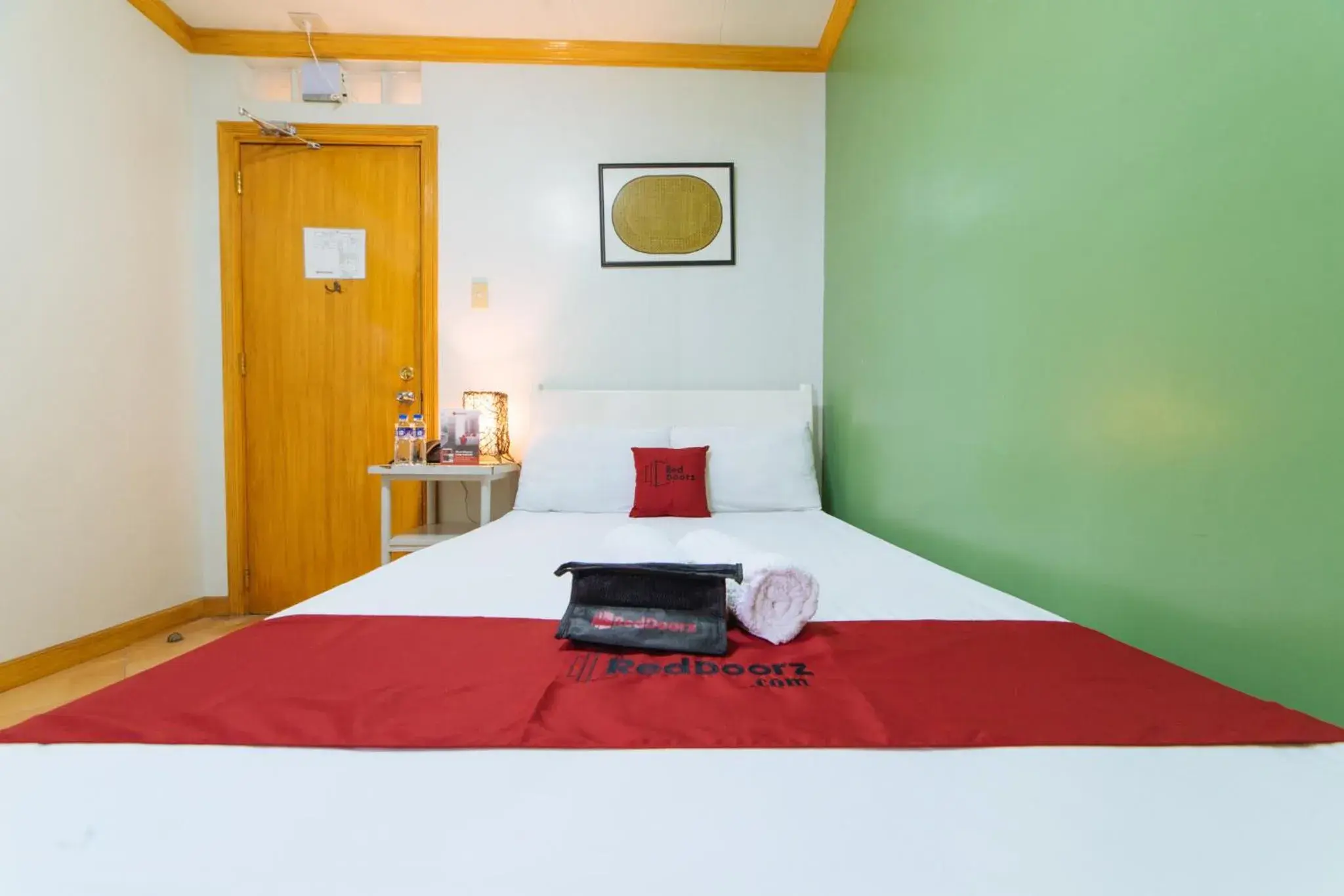 Standard Queen Room in RedDoorz @ Arimbay Legazpi City Standard Queen Room in RedDoorz @ Arimbay Legazpi City