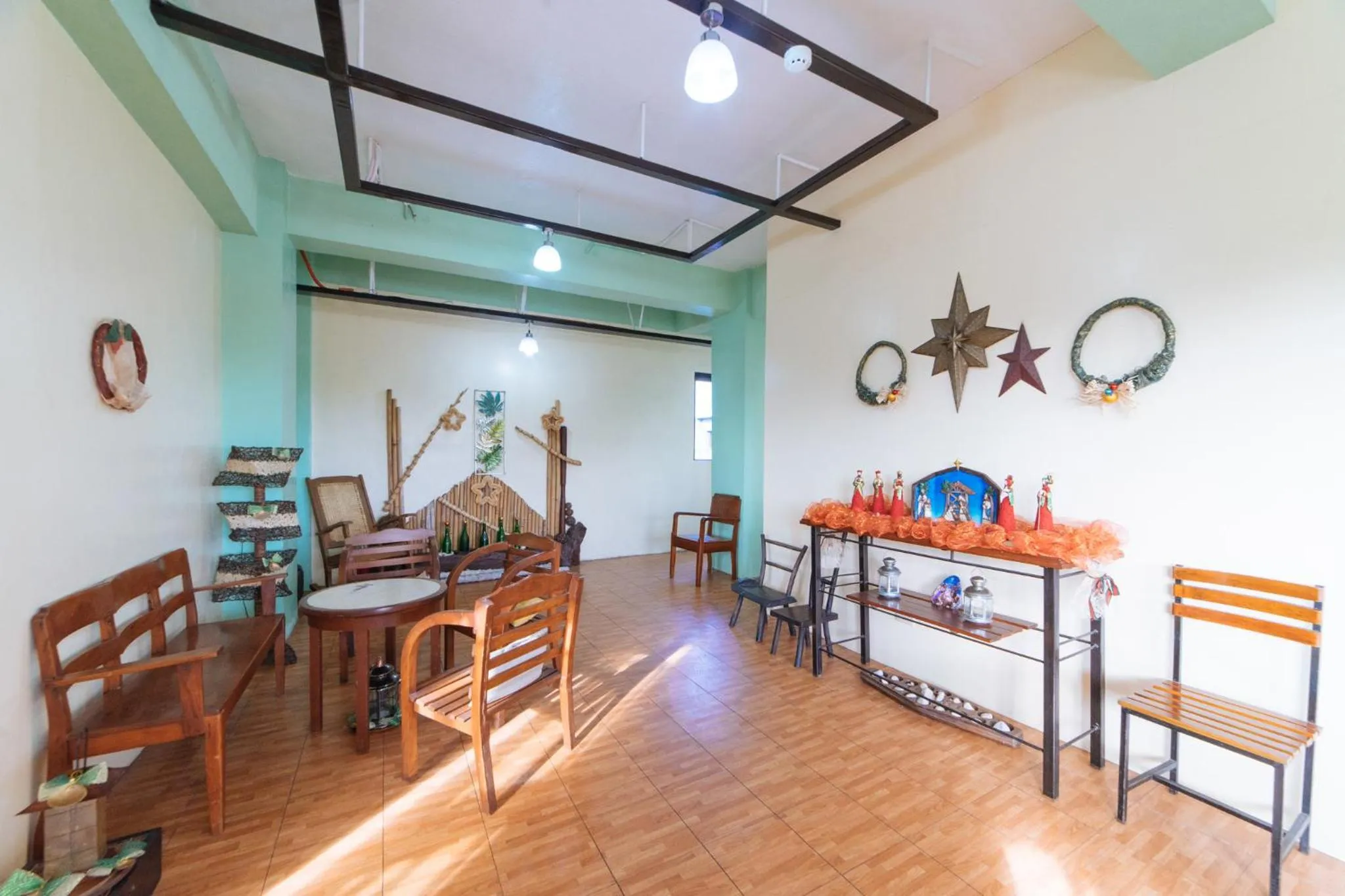 Seating area in RedDoorz @ Arimbay Legazpi City