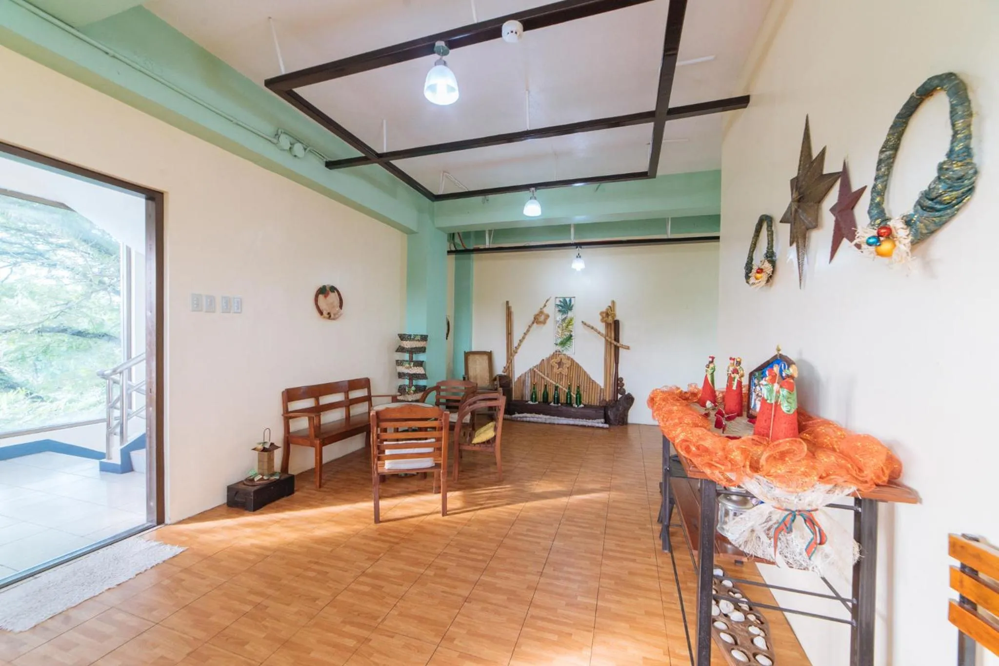 Seating area in RedDoorz @ Arimbay Legazpi City