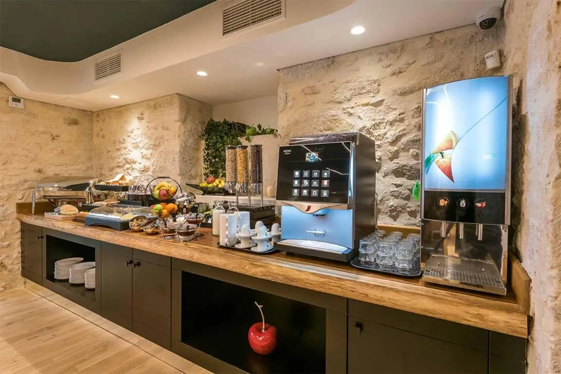 Restaurant/places to eat in Artion Boutique by Enorme