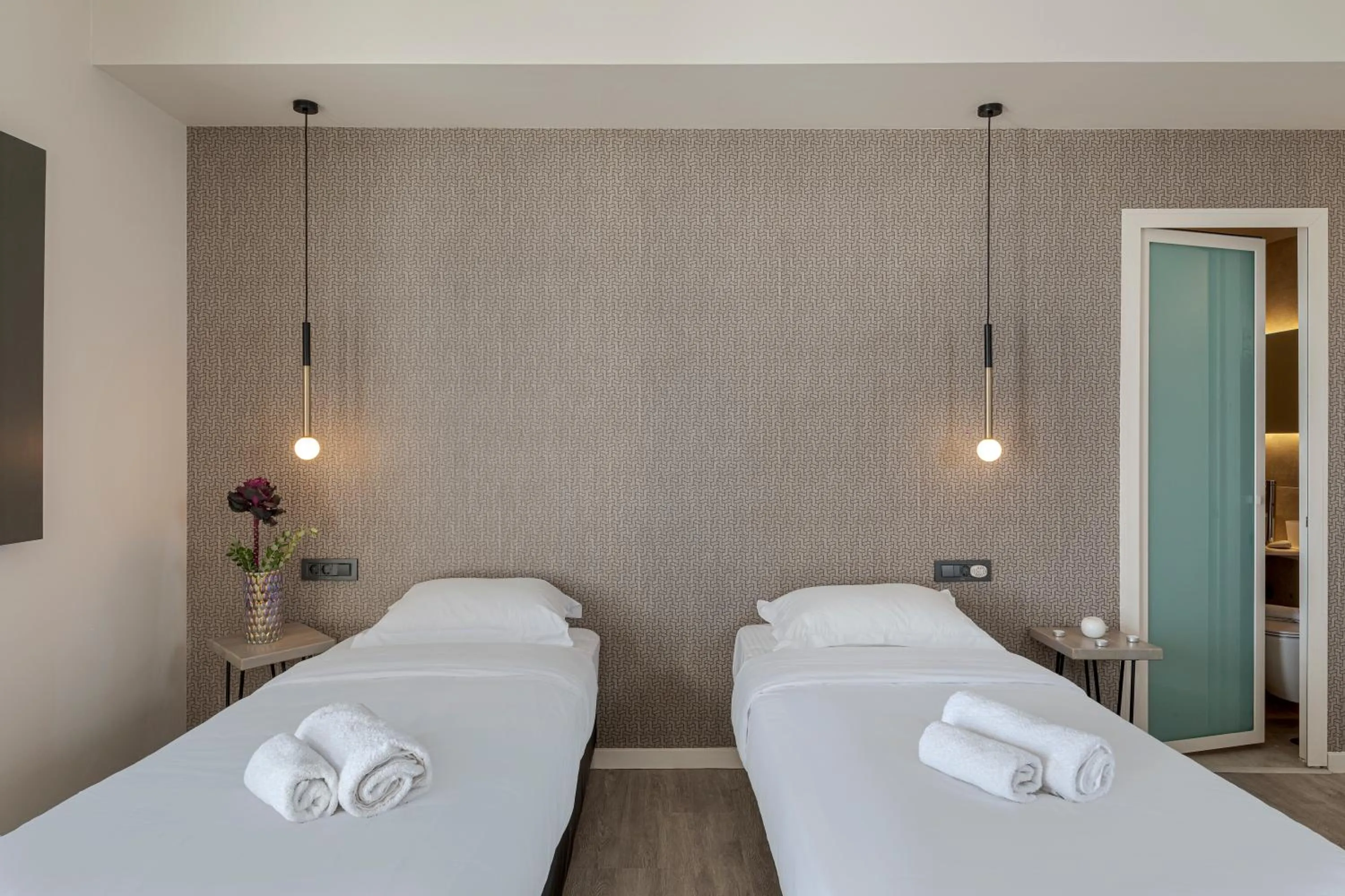Bathroom, Bed in Pearl Inn Hotel by Pearl Hotel Collection