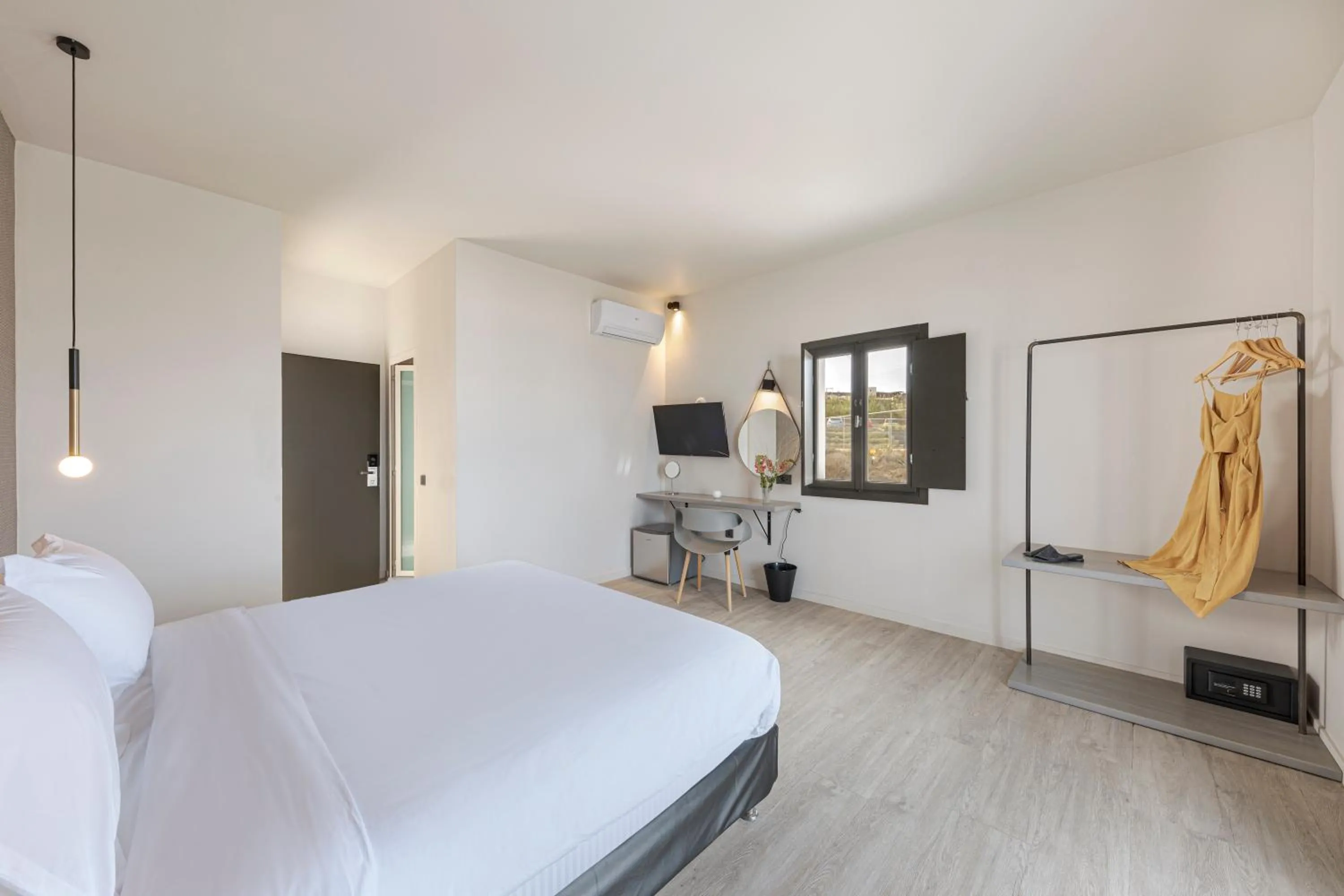 Photo of the whole room, Bed in Pearl Inn Hotel by Pearl Hotel Collection