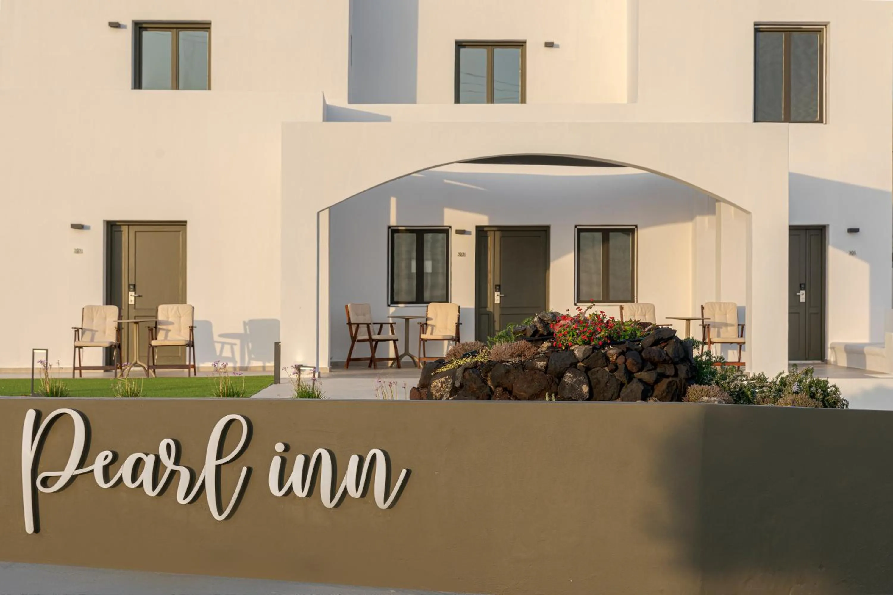 Property logo or sign in Pearl Inn Hotel by Pearl Hotel Collection