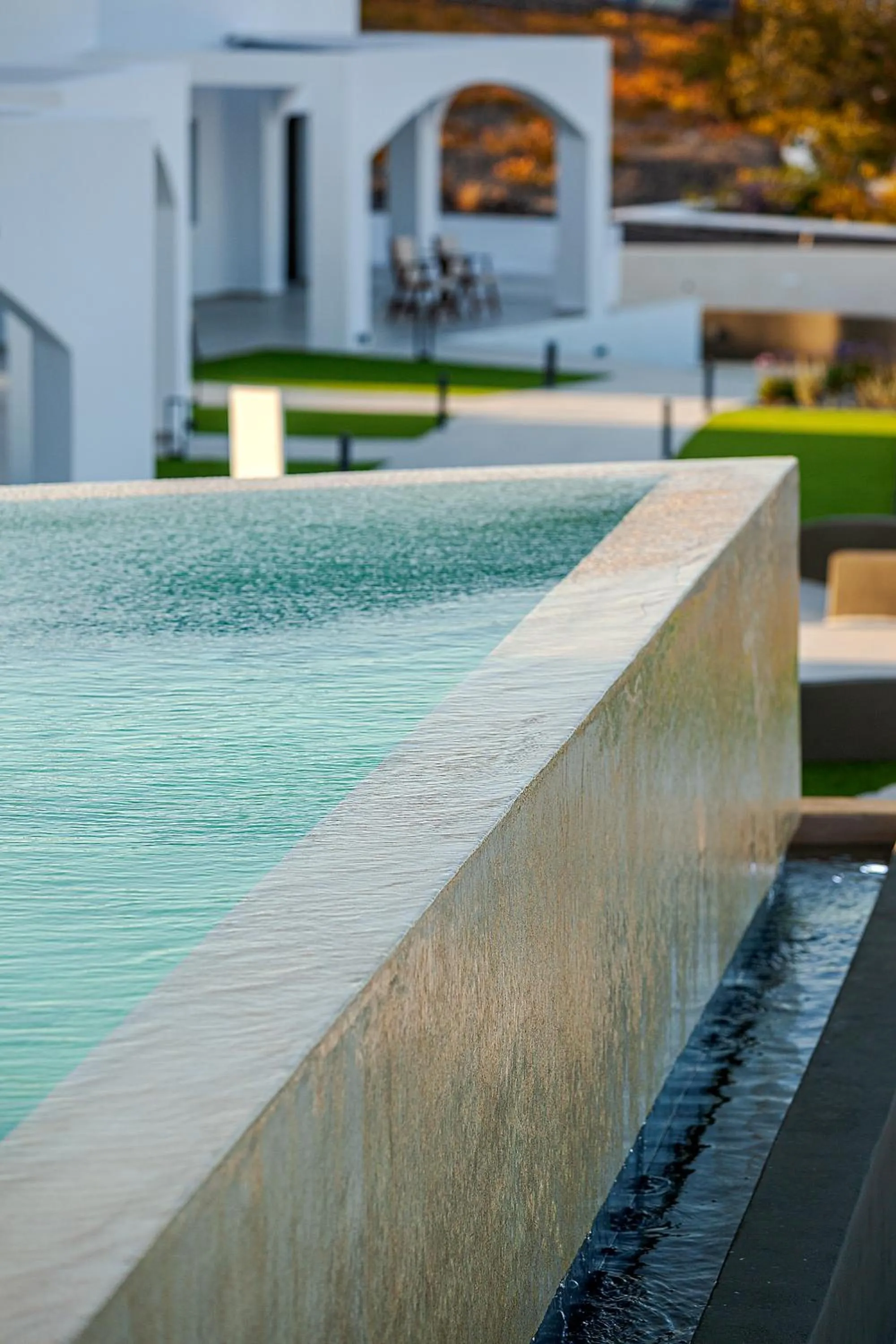 Swimming pool in Pearl Inn Hotel by Pearl Hotel Collection