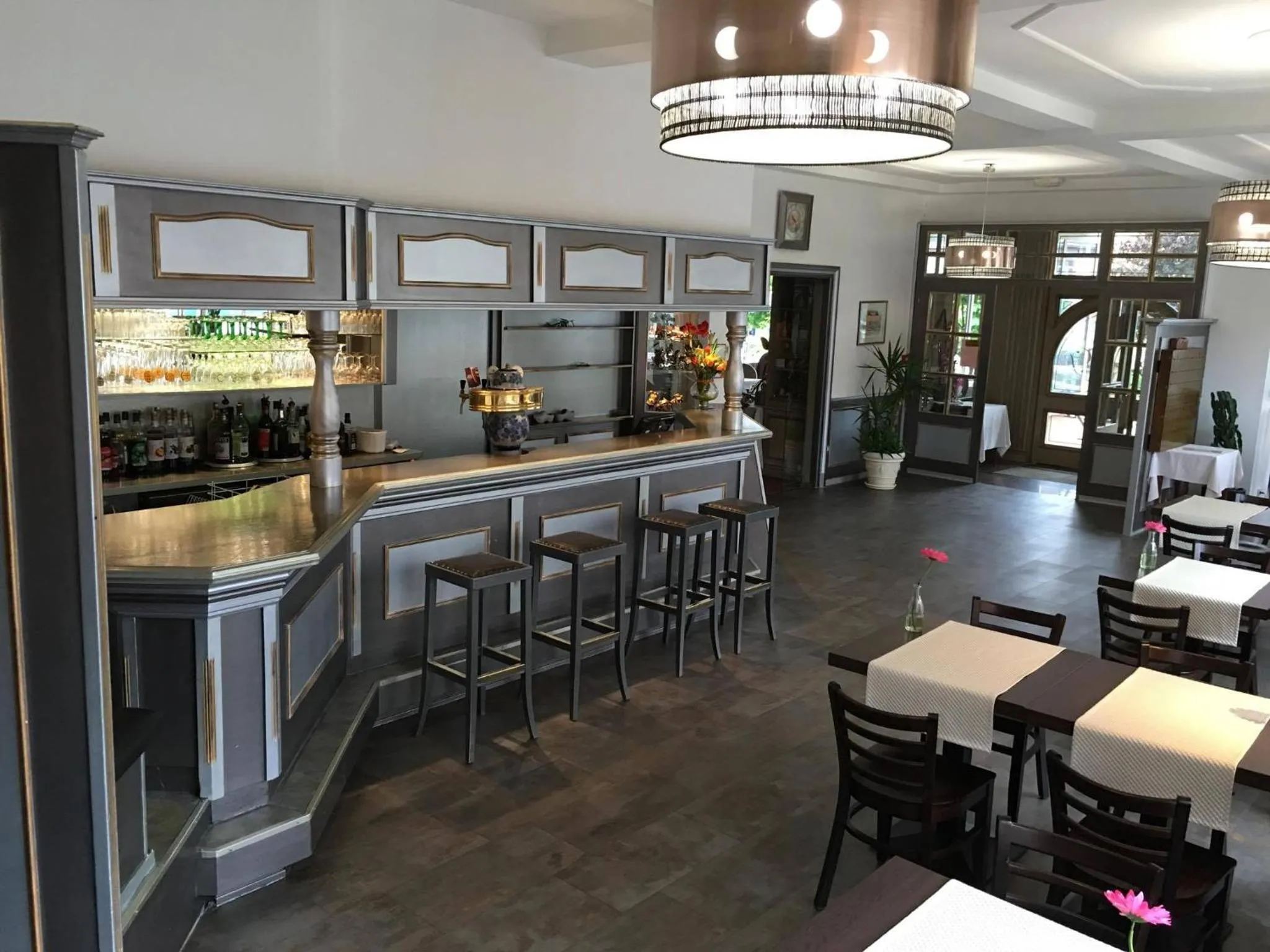 Lounge or bar in Hôtel Restaurant Le Bristol