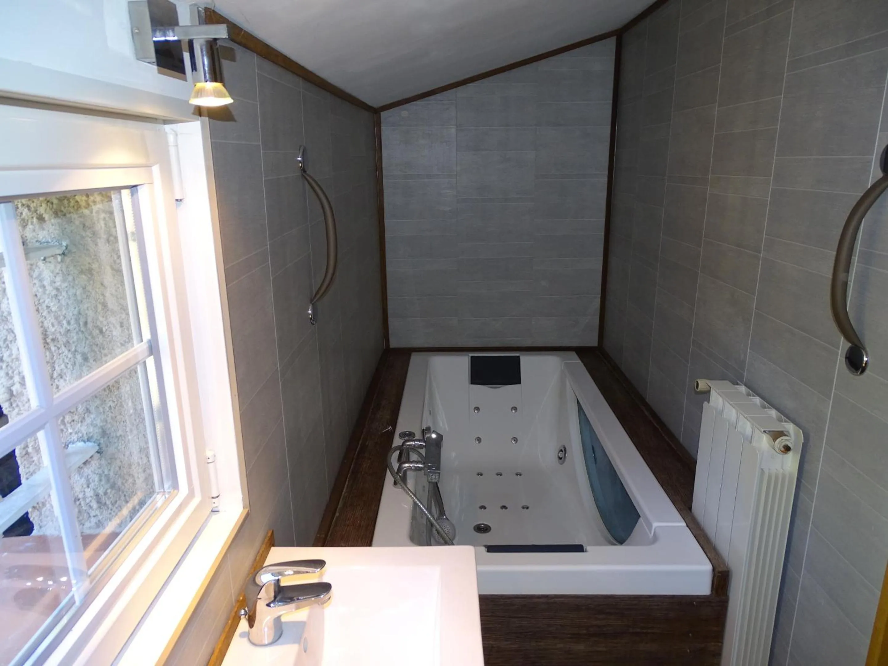 Bathroom in baraveou home in nature