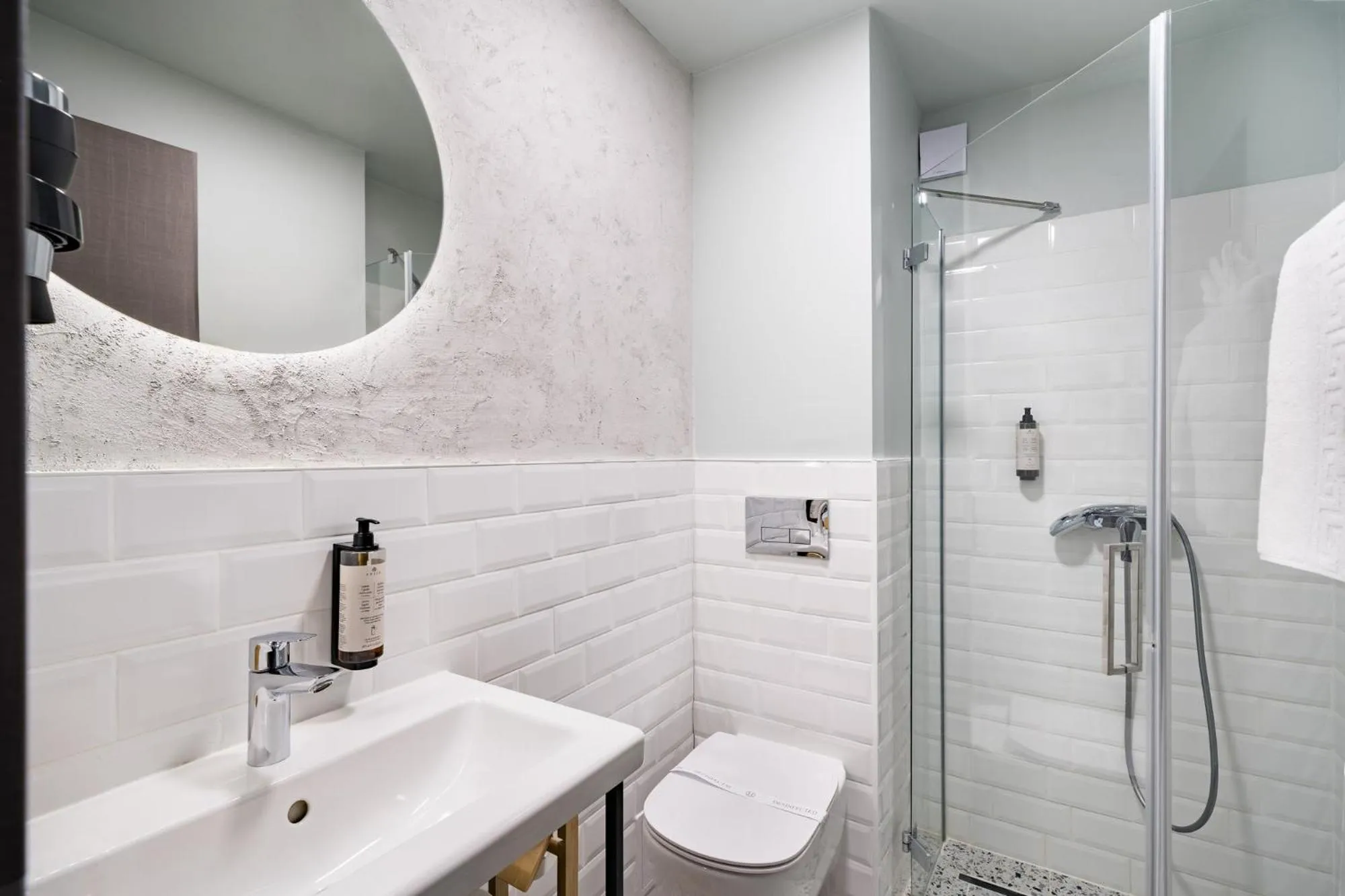 Bathroom in Graffiti Hotel