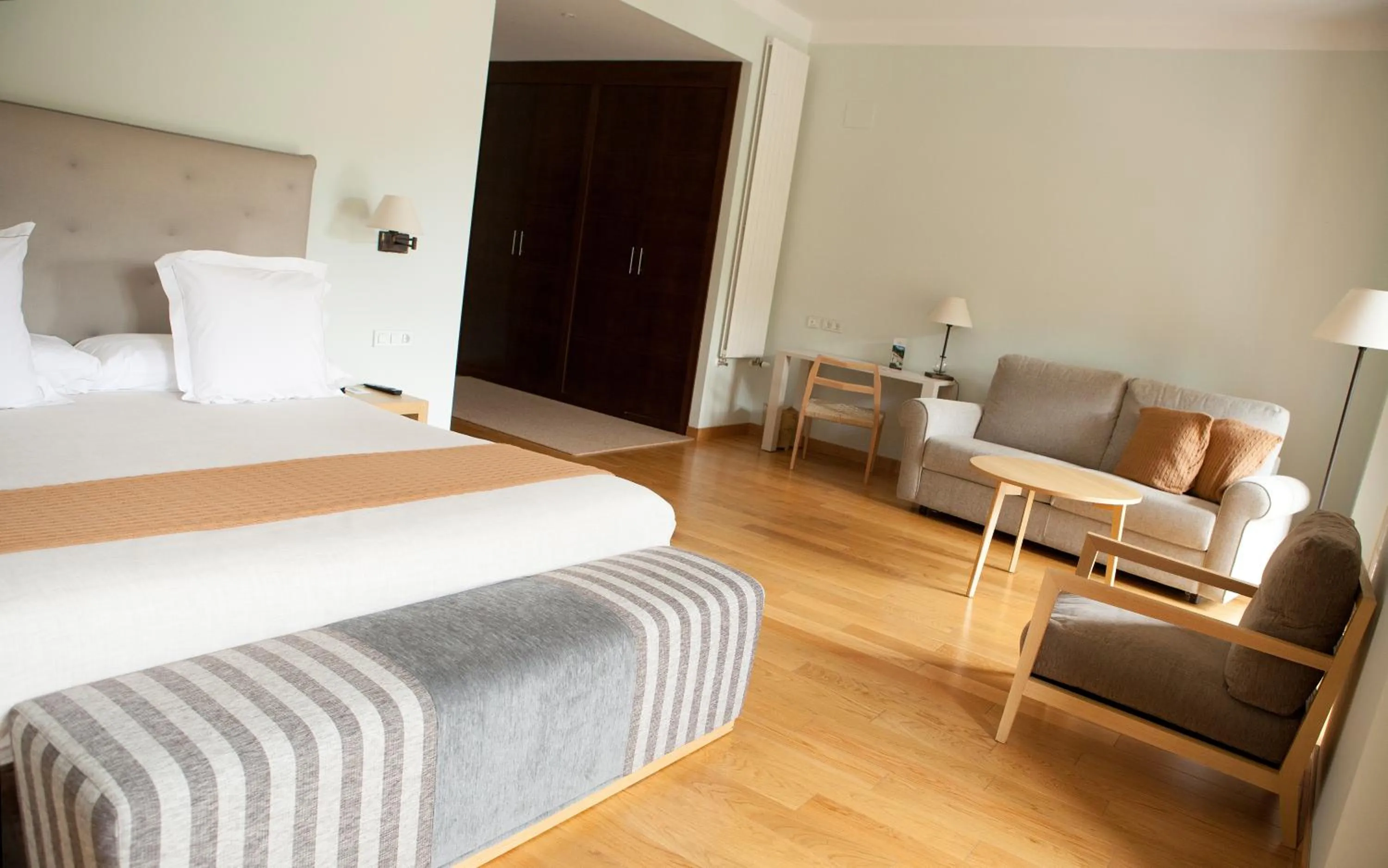 Photo of the whole room, Bed in Parador de Corias