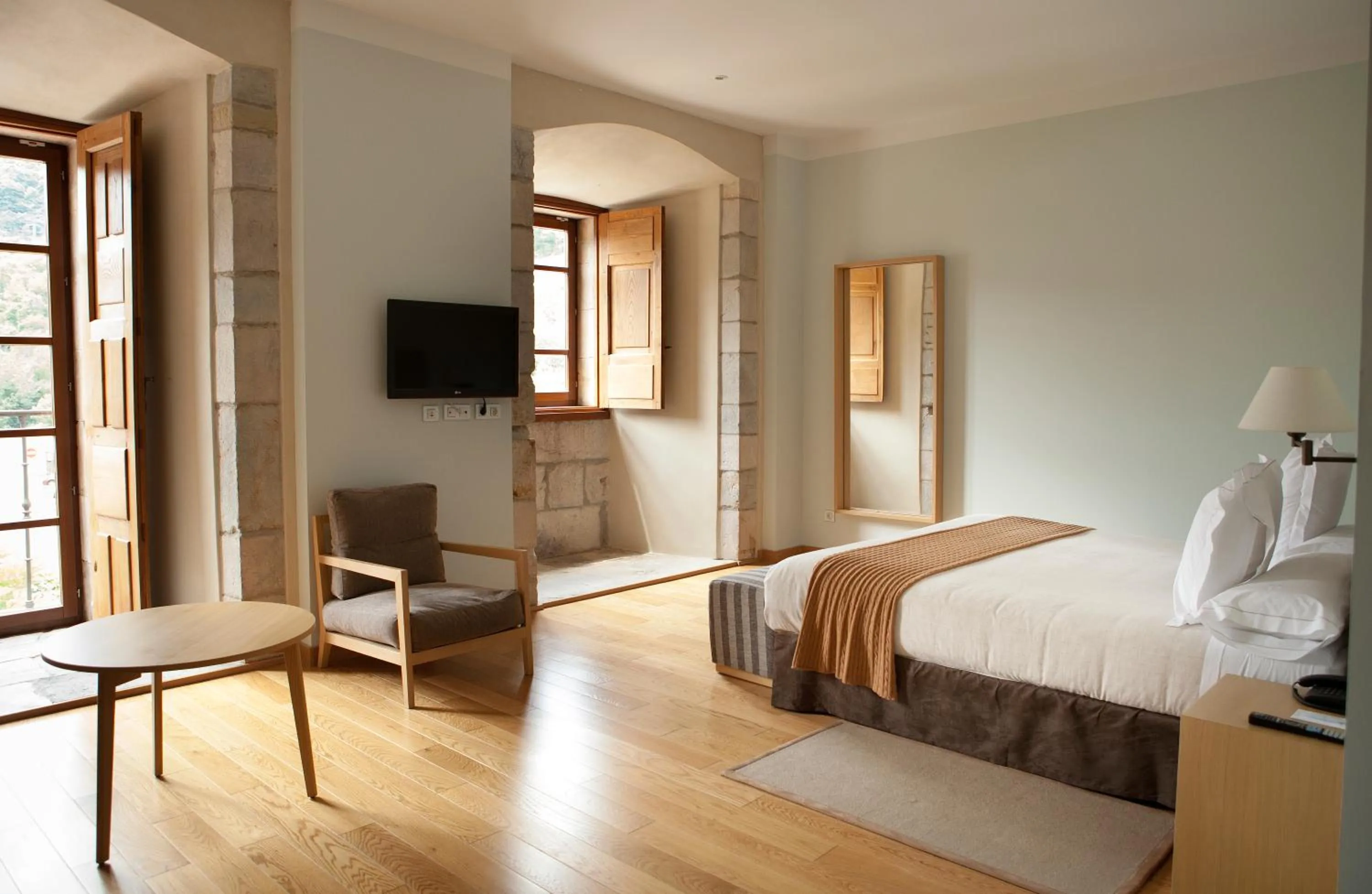 Photo of the whole room, Bed in Parador de Corias