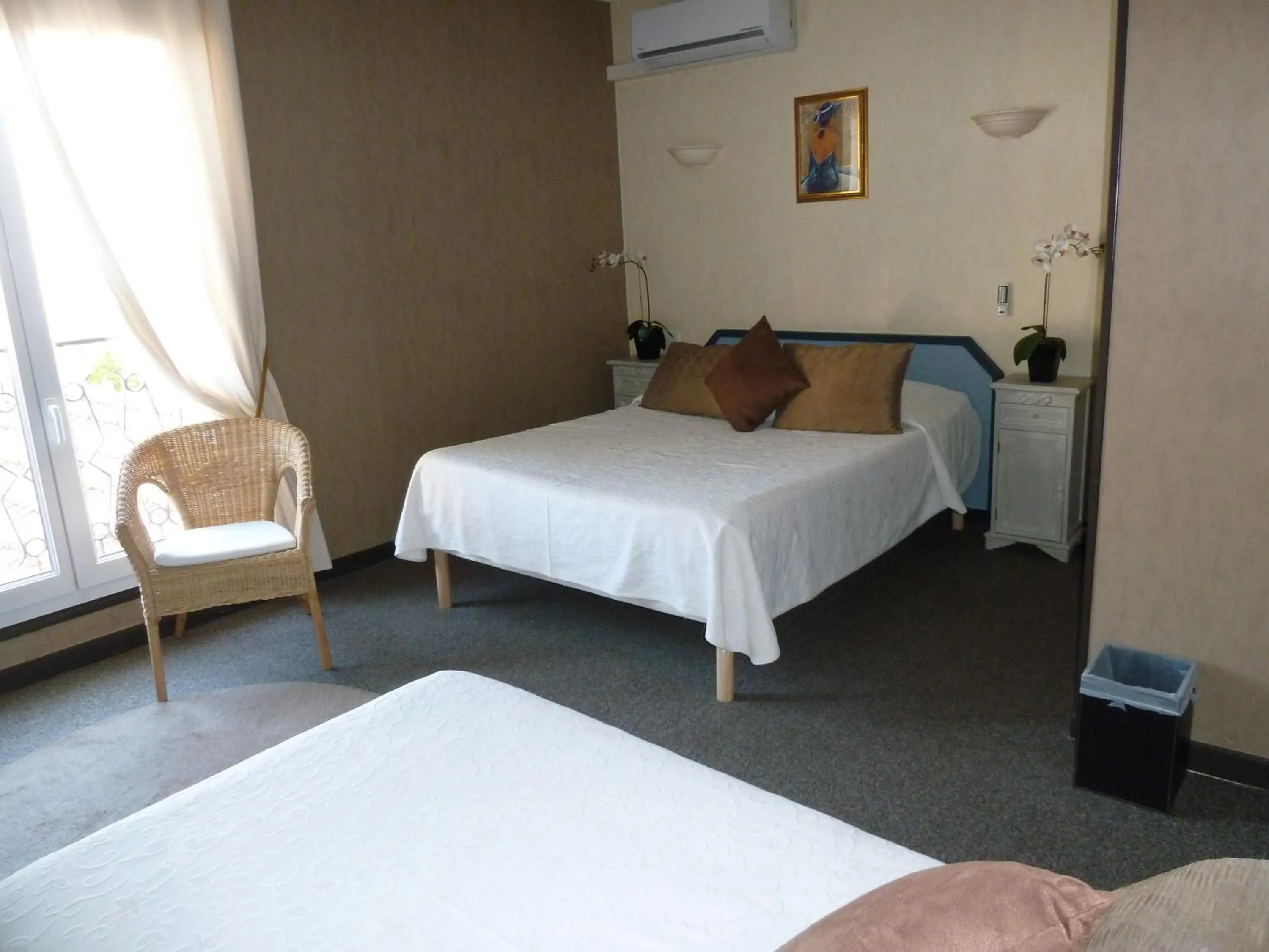 Photo of the whole room in Hôtel Restaurant Le Commerce