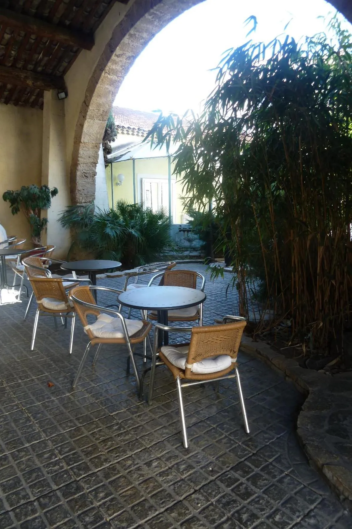 Patio in Hôtel Restaurant Le Commerce